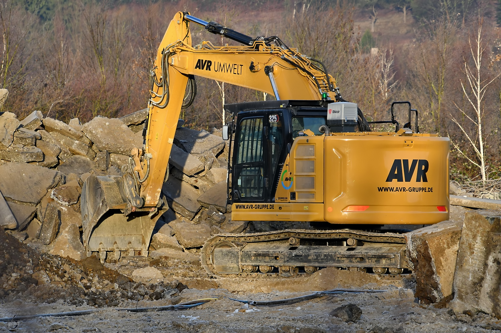 Ende Dezember 2025 habe ich in Hattingen diesen Kurzheckbagger Zeppelin Cat 325 fotografieren können.