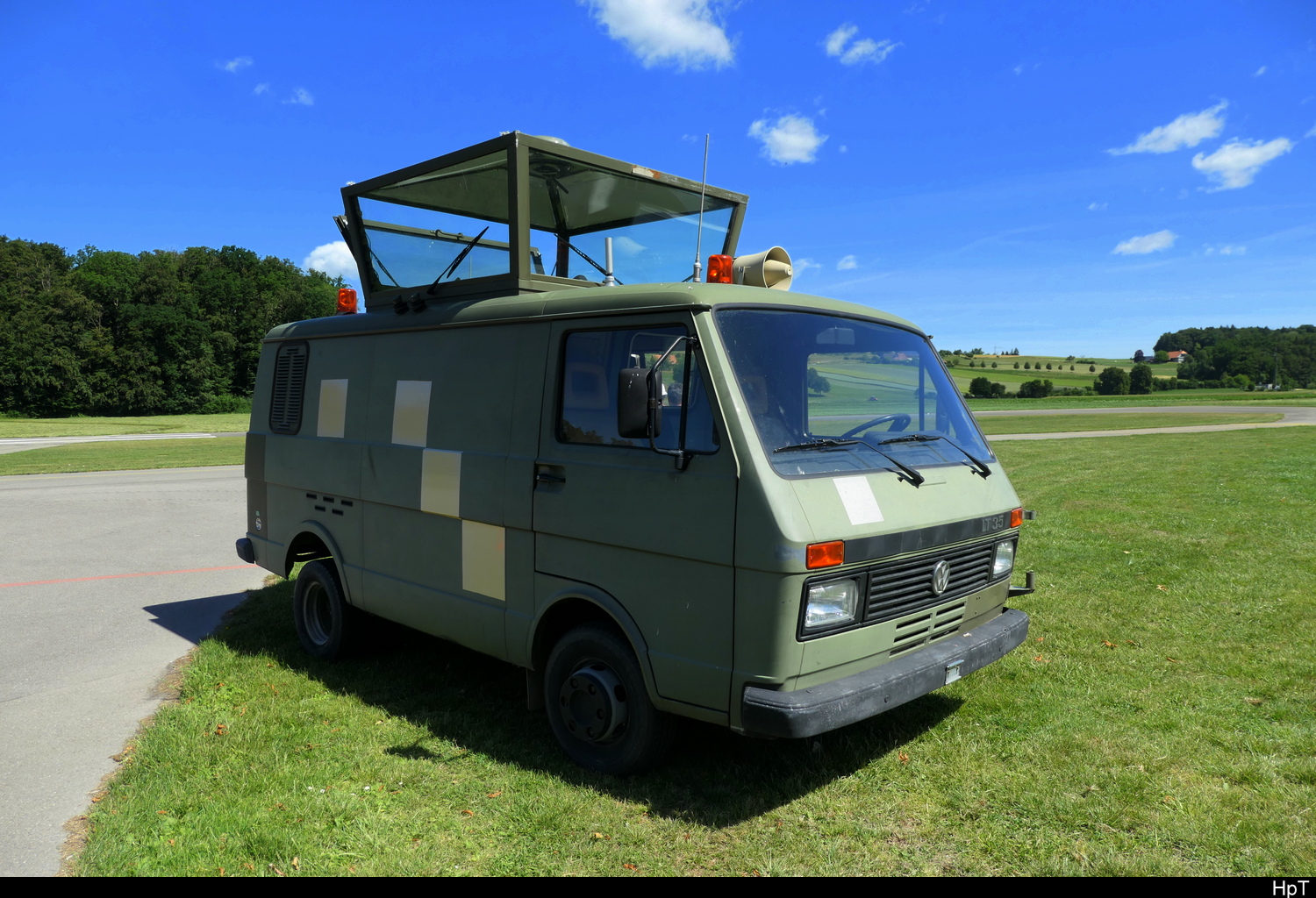 es Schweizer Armee - VW LT 35 Beobachtungswagen zu Besuch am Oldtimer Treff auf den Areal des Flugplatz in Bleienbach am 14.06.2026