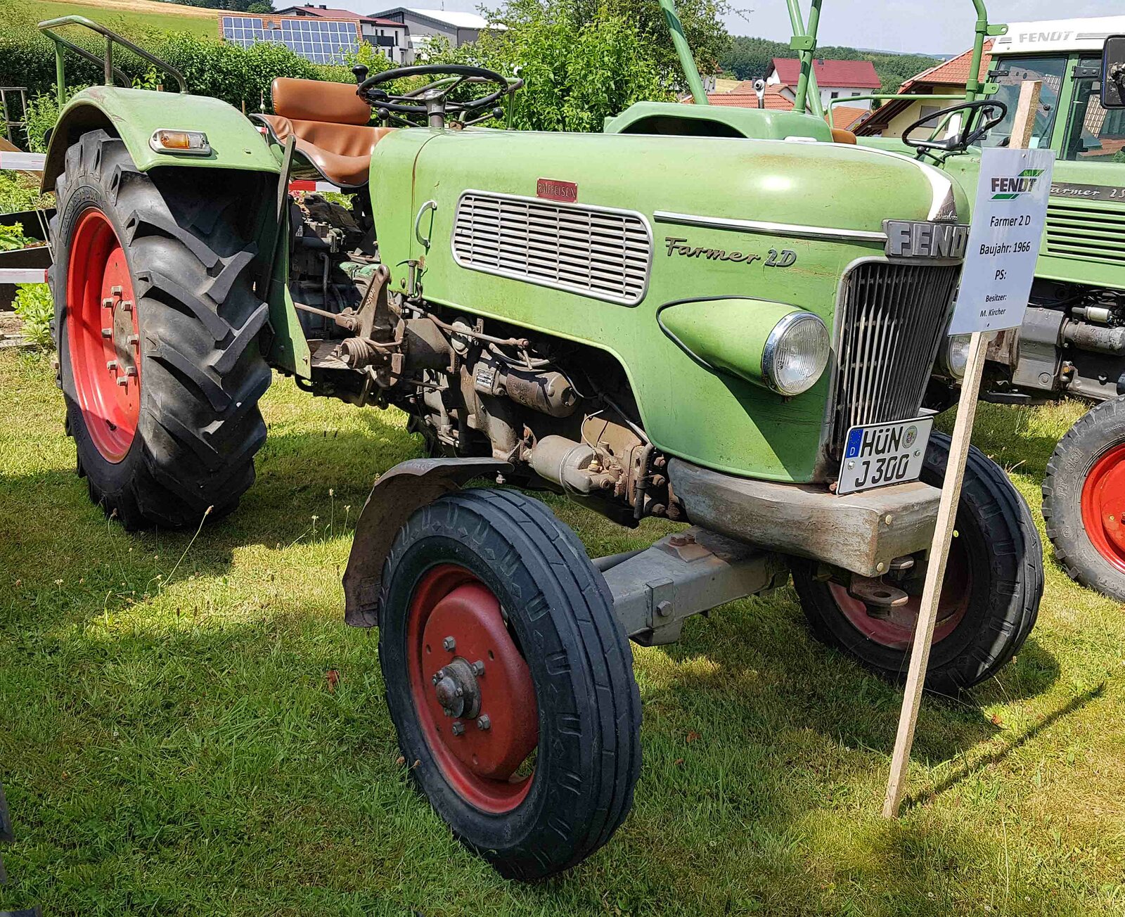 =Fendt Farmer 2D, Bj. 1966, steht im Juni 2023 in Hünfeld-Dammersbach. Die Leistung seines Traktors ist dem Besitzer scheinbar unbekannt.