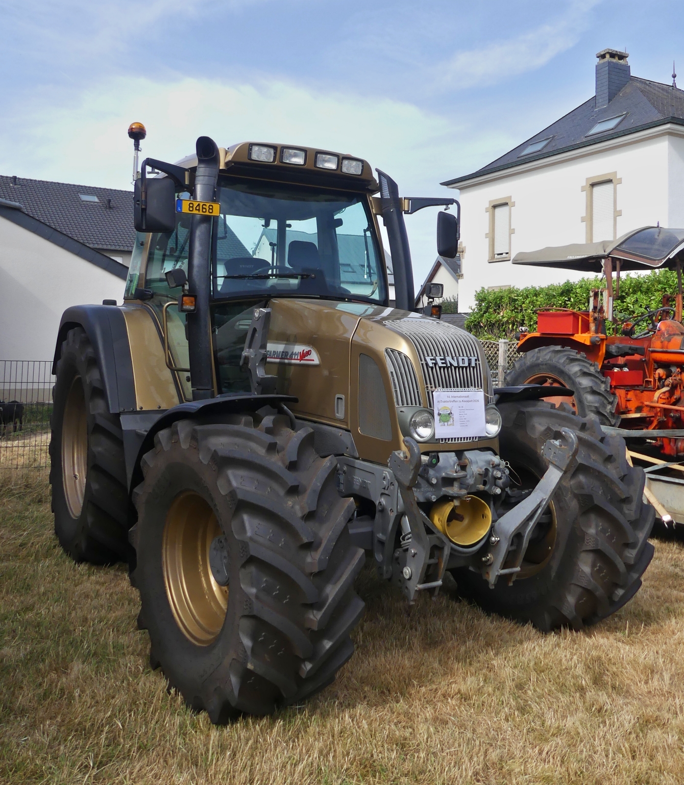 Fendt Farmer 411 Vario, BJ 2002, 110 PS, 4 Zyl, 3802 ccm, in ungewohntem Farbton, war beim Traktorentreffen in Keispelt zu sehen. 09.08.2026 