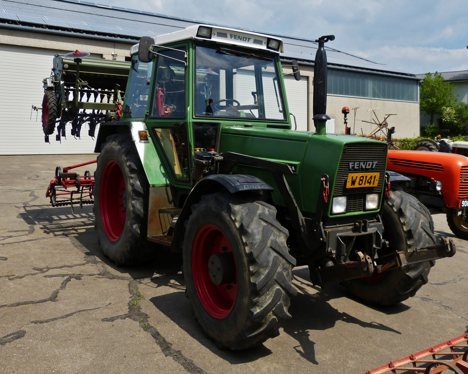 Fendt Farmer, mit Bodenbearbeiter und Sämaschine, aufgenommen beim „Baurefest in Brotebach“. 14.05.2023 