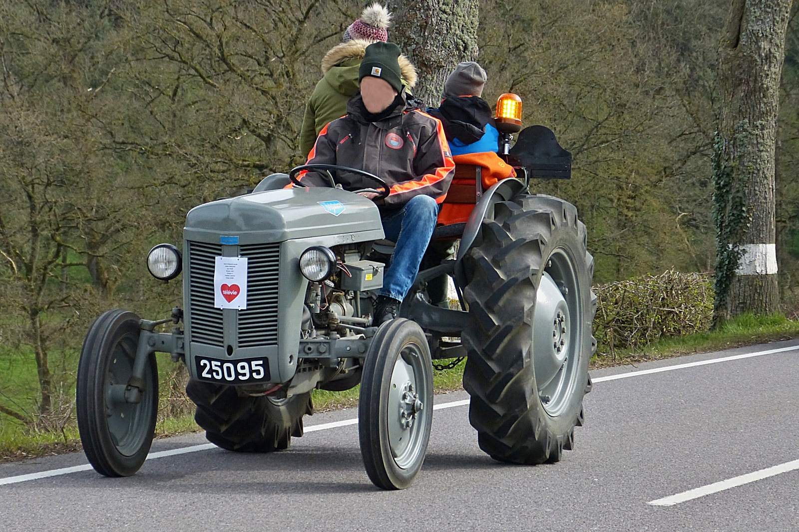 Ferguson Traktor war als Teilnehmer bei der Rundfahrt nahe Brachtenbach am Ostermontag mit dabei. 10.04.2023