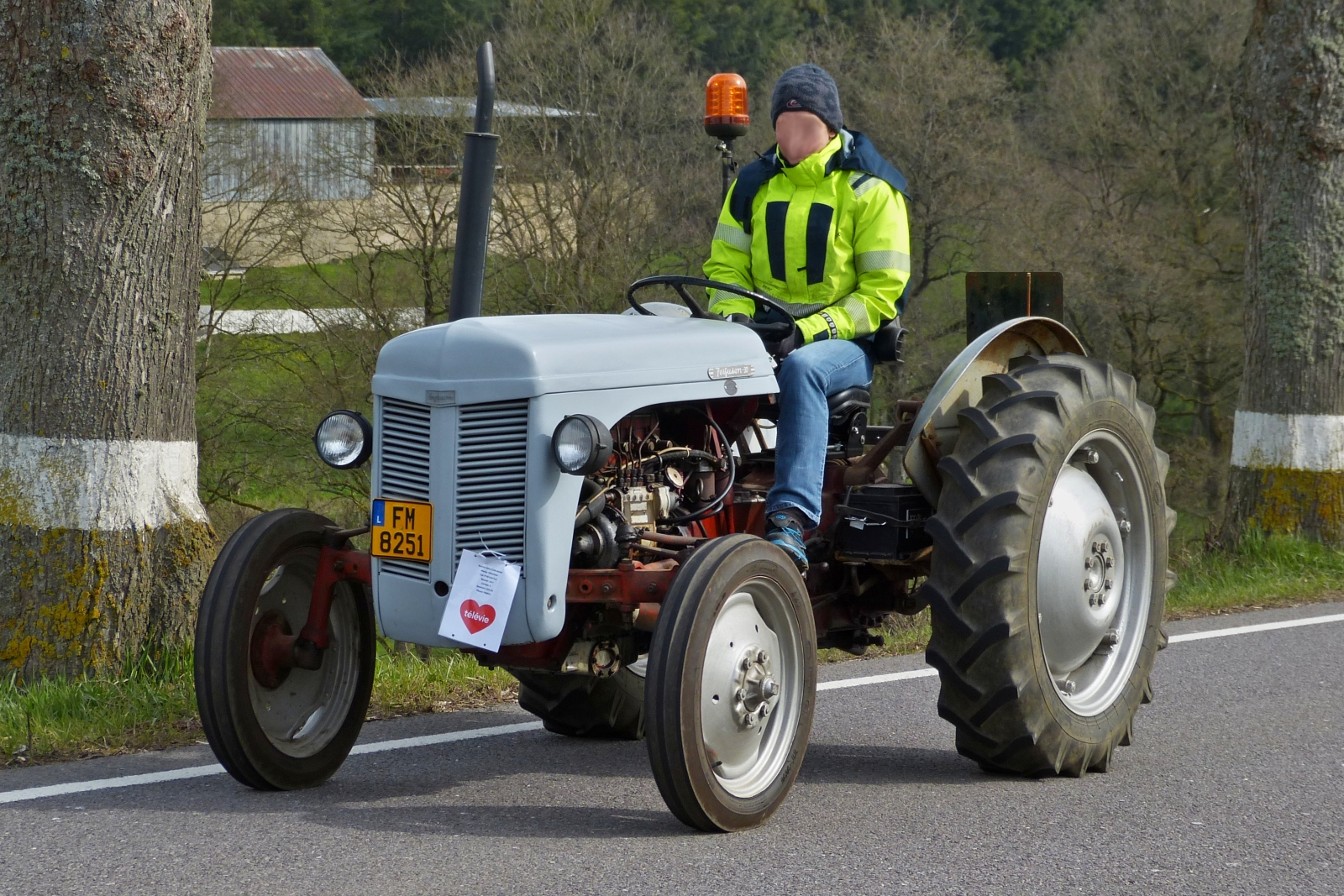 Ferguson Traktor, war als Teilnehmer bei der Rundfahrt nahe Brachtenbach am Ostermontag dabei. 10.04.2023