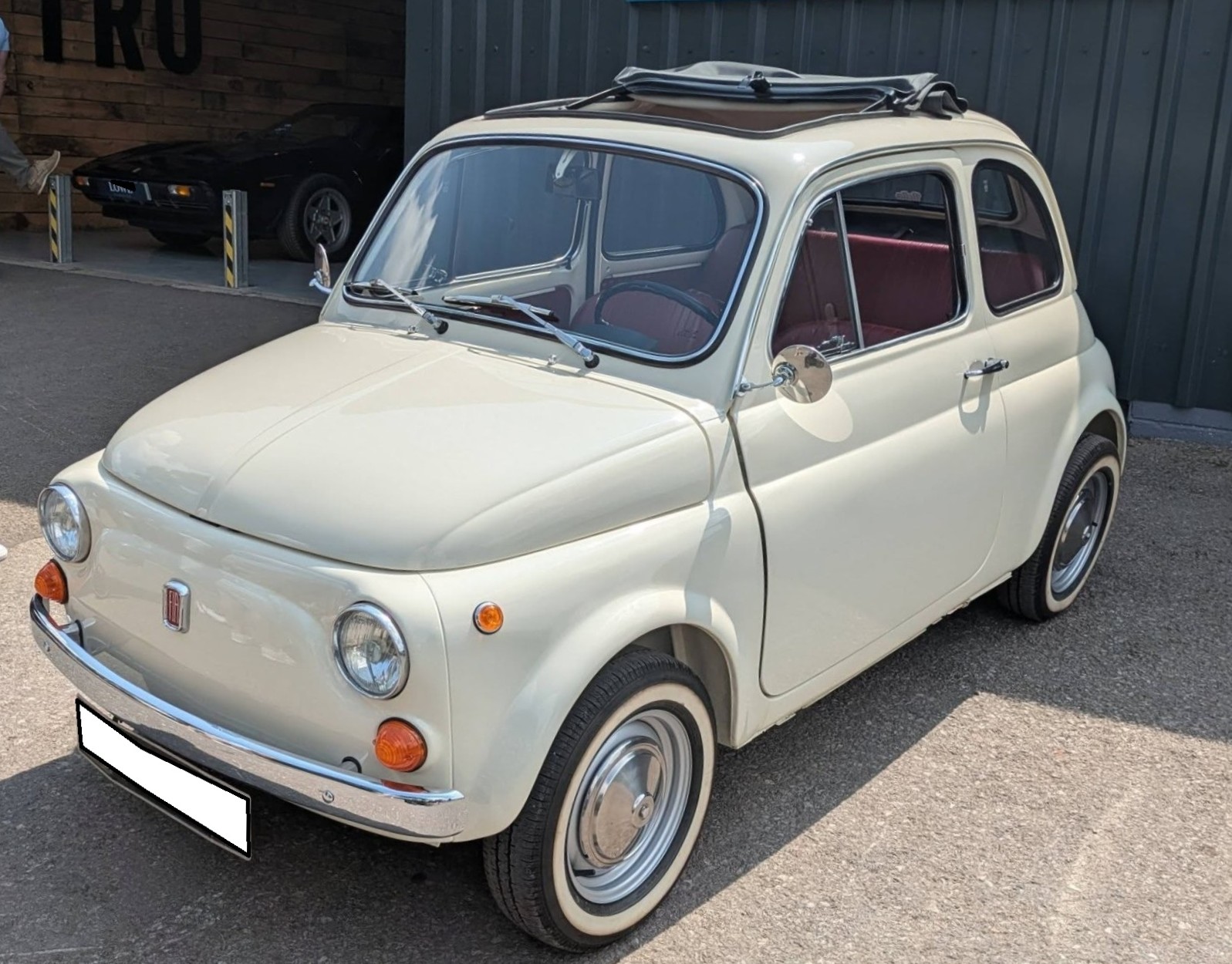 Fiat 500 L, produziert in den Jahren 1965 bis 1972. Das L steht f�r die  Luxusausf�hrung  Lusso des Modelles 500 F. Der im Heck verbaute Zweizylinderreihenmotor leistet 18 PS aus einem Hubraum von 499,5 cm�. Der gezeigte  Cinquecento  wurde im Dezember 1971 erstmalig zugelassen. Besucherparkplatz des Oldtimer-H�ndlers  Ignition Sheed  in Abergavenny/S�d Wales am 17.05.2025. 