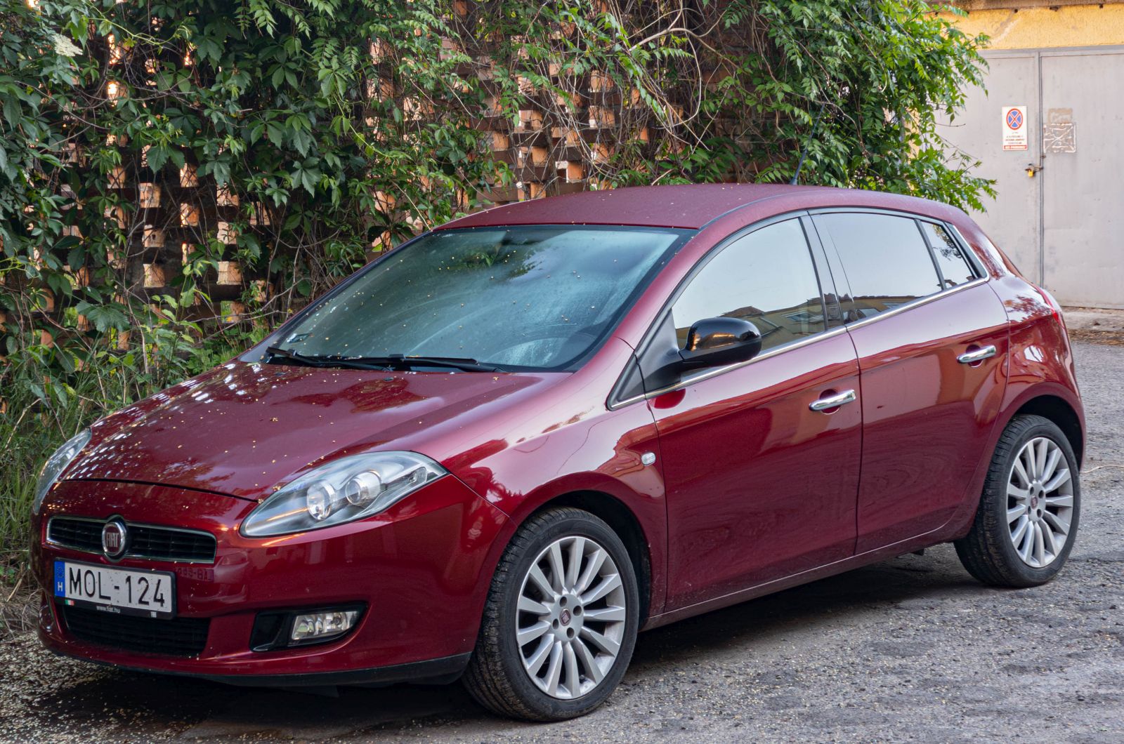 Fiat Bravo der zweiten Generation in der Farbe Rosso Maranello, gesehen in Mai, 2026.