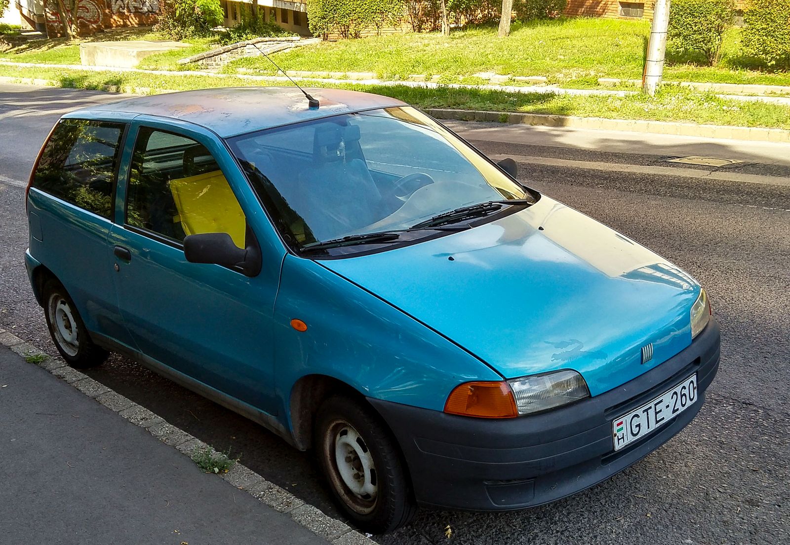 Fiat Punto in der Farbe Azzurro Rialto. Foto: 08.2021.