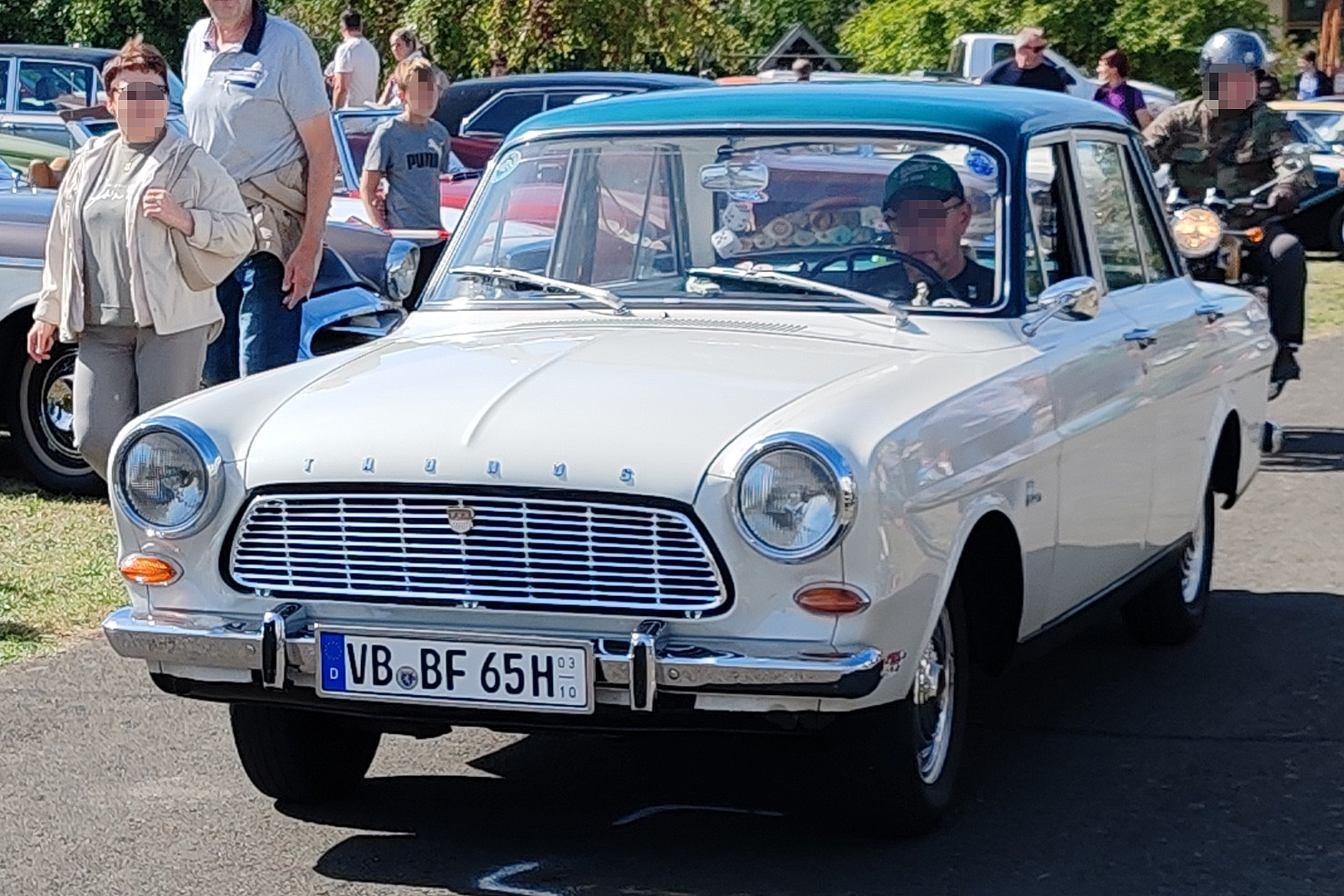 =Ford Taunus P4 rollt auf das Ausstellungsgel�nde bei der Oldtimerveranstaltung der OLDTIMERFREUNDE OHMTAL in Dannenrod, 09-2025