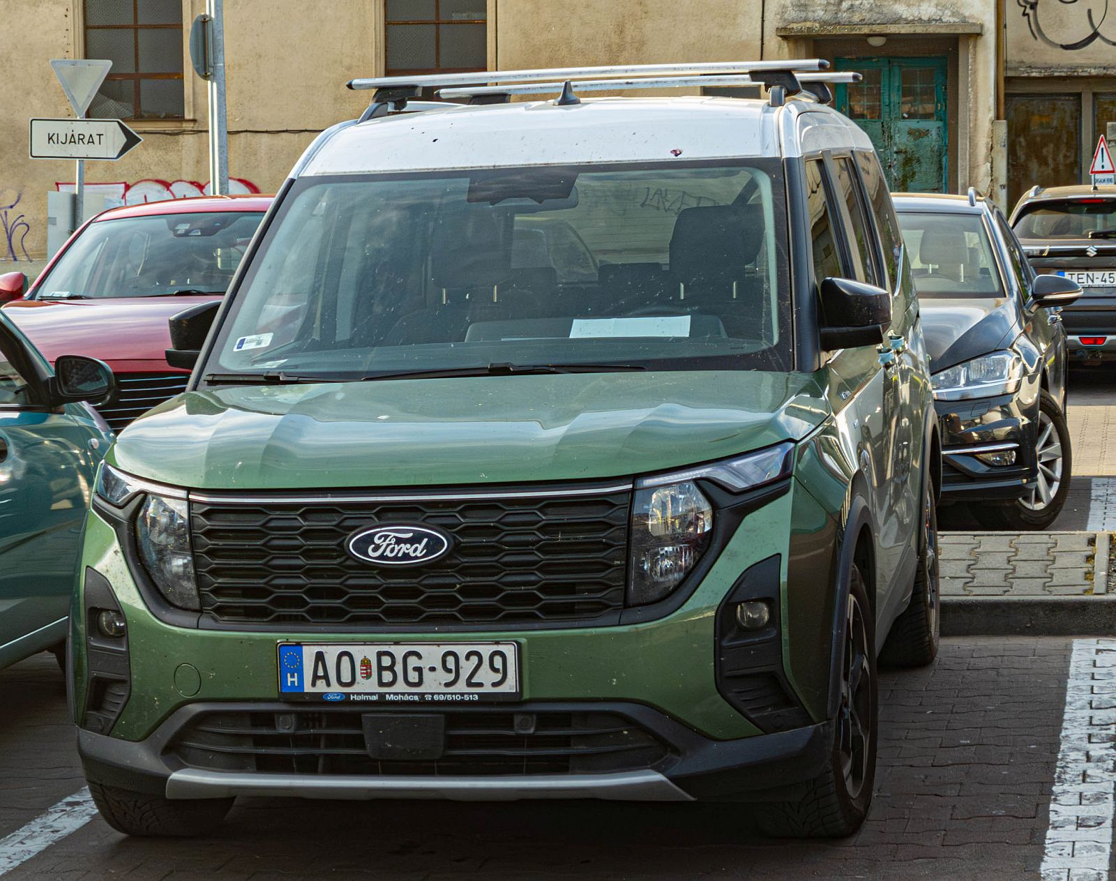 Ford Tourneo Courier der zweiten Generation in der Fare  Bursting Green , gesehen in M�rz, 2026