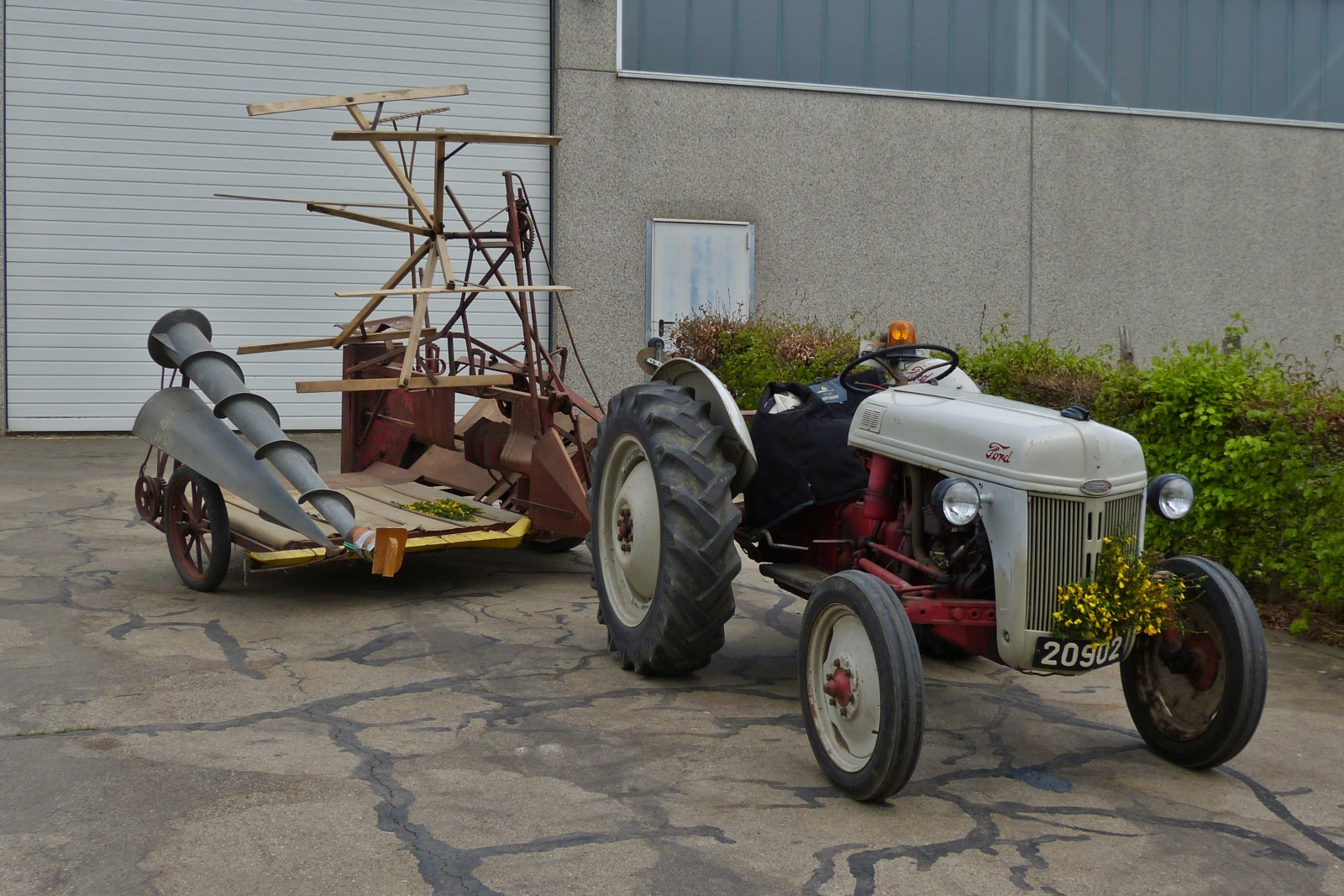 Ford Traktor mit Mähbinder zum Abernten vom Reifen Getreide, dieses Gespann hat man regelmäßig in den 50er bis Anfang 70er Jahre gesehen, aufgenommen beim „Baurefest in Brotebach“. 14.05.2023