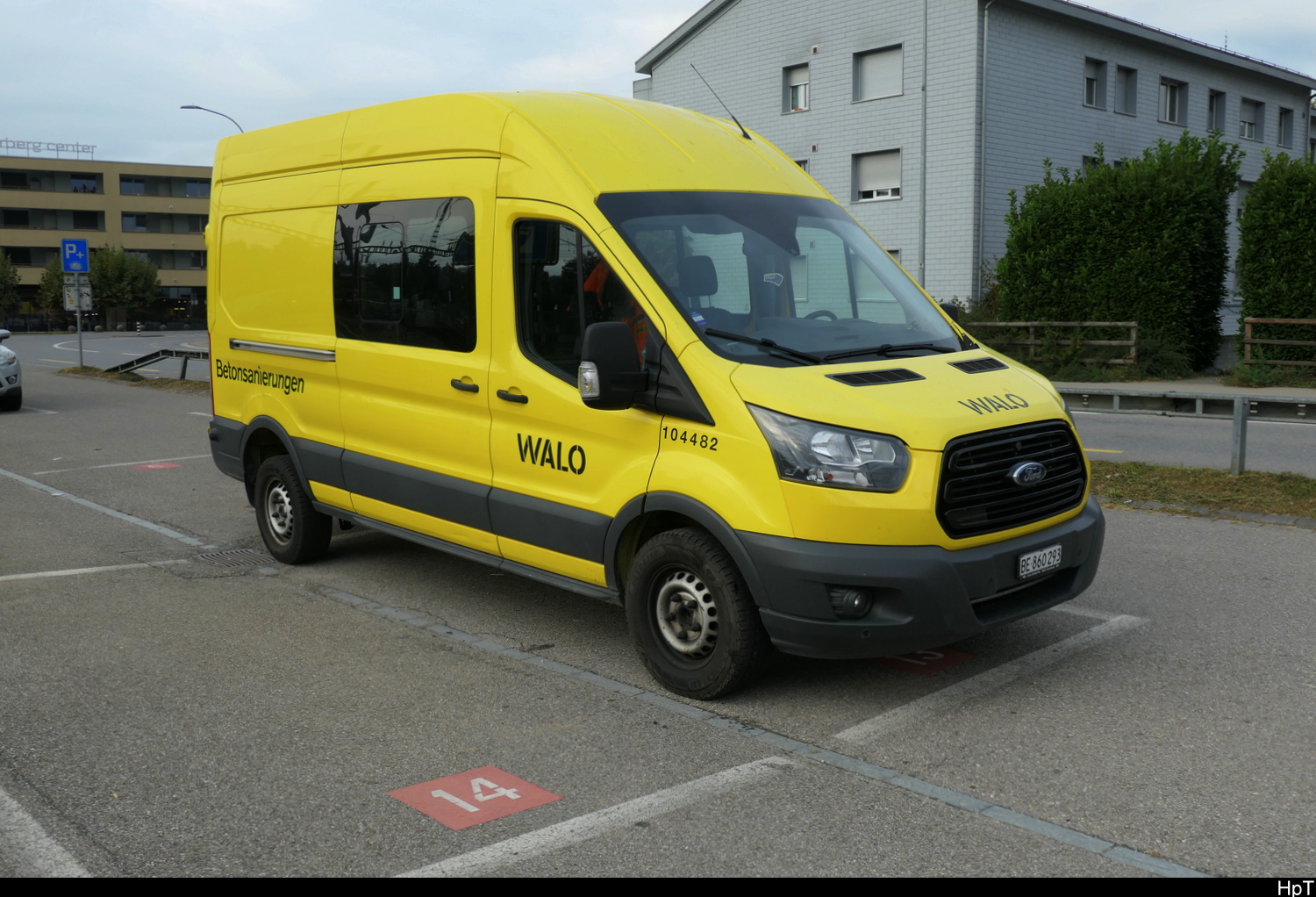 Ford Transit abgestellt auf Parkplatz in Aarberg am 17.10.2026