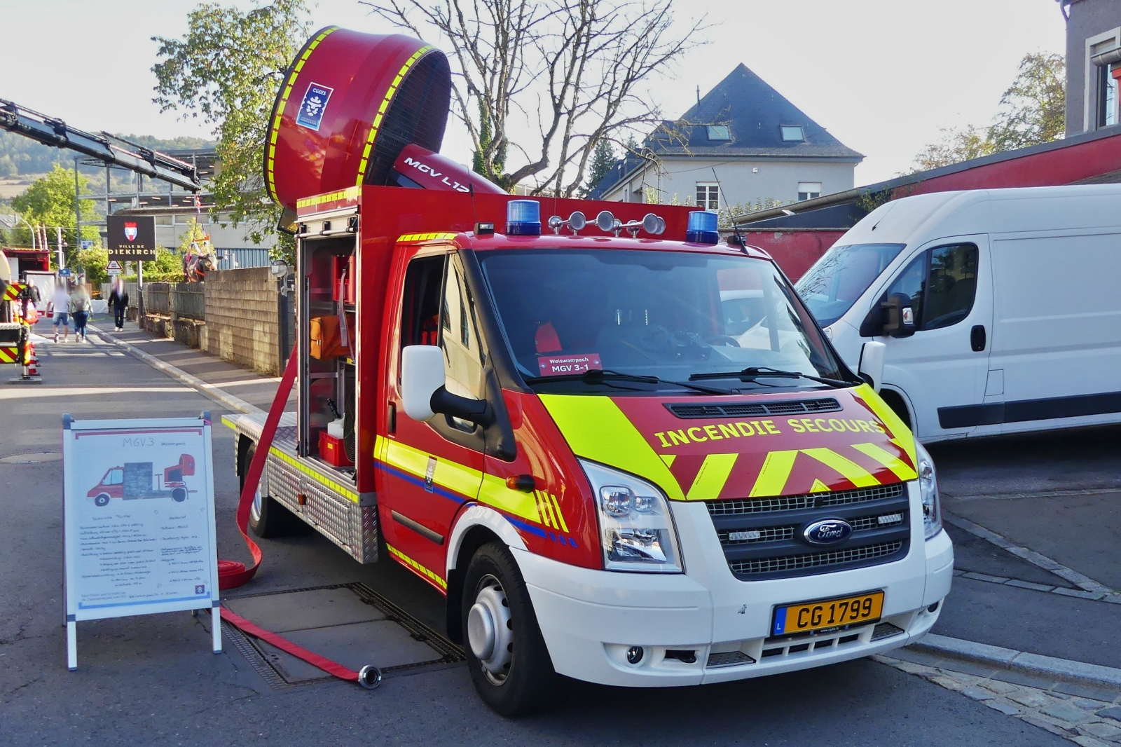 Ford Transit, MGV 3, Nutzfahrzeug mit aufgebautem Gro�ventilator, zur Bel�ftung von Tunnelanlagen, Gro�r�umigen Geb�uden und Tiefgaragen. L�fter Rad Durchmesser 1,25 m, mit Wassernebel Einrichtung mit 14 D�sen. Tag des Zivilschutzes in Diekirch. 27.09.2026