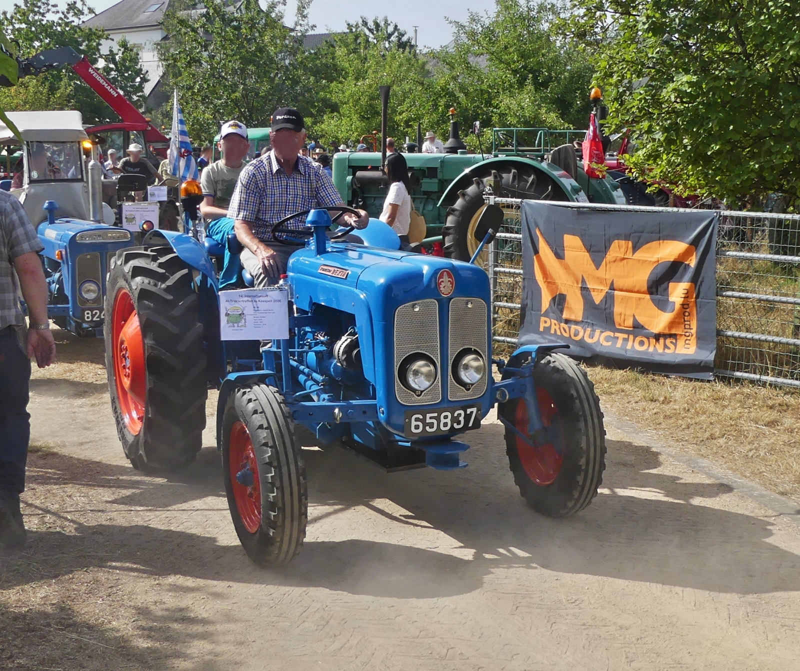 Fordson Dexta BJ 1961 32 PS, 3Zyl, machte bei der Rundfahrt beim Traktorentreffen in Keispelt mit. 09.08.2026