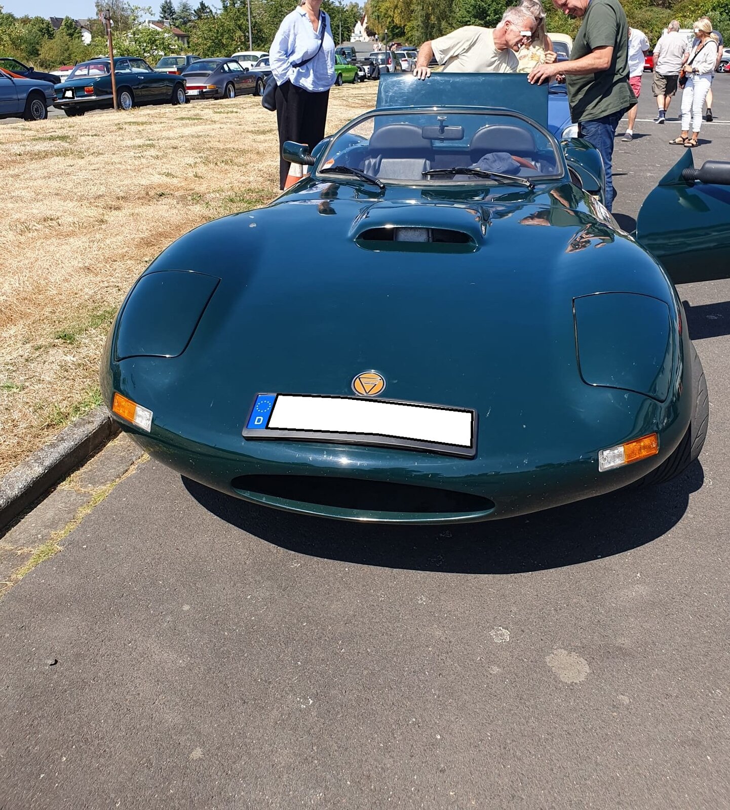 Frontansicht eines Ginetta G33. Die Marke mit Sitz im englischen Leeds produziert seit Ende der 1950´er Automobile in Kleinserien. Vom gezeigten Modell Ginetta G33 wurden zwischen 1990 und 1993 nur 98 bzw. 100 Autos produziert. Bei der Anzahl der Fahrzeuge gibt es in der Fachpresse diese beiden genannten St�ckzahlen. Auf einem Stahlrohrrahmen wurde eine leichte GFK-Fiberglas-Karosserie montiert. Mit einem Gewicht von nur rund 1030 kg bot der Wagen durch diesen Leichtbau extrem gute Fahrleistungen. Unter der langen Motorhaube verrichtet ein V8-Motor aus dem Hause Rover seine Arbeit. Dieser hat einen Hubraum von 3947 cm� und leistet 205 PS. Die Beschleunigung von 0 auf 100 km/h schafft der  G33  in 5,3 Sekunden. Die Tachonadel bleibt erst bei 220 km/h stehen. Oldtimertreffen am Landmuseum Lorch-Ransel am 02.08.2026. 