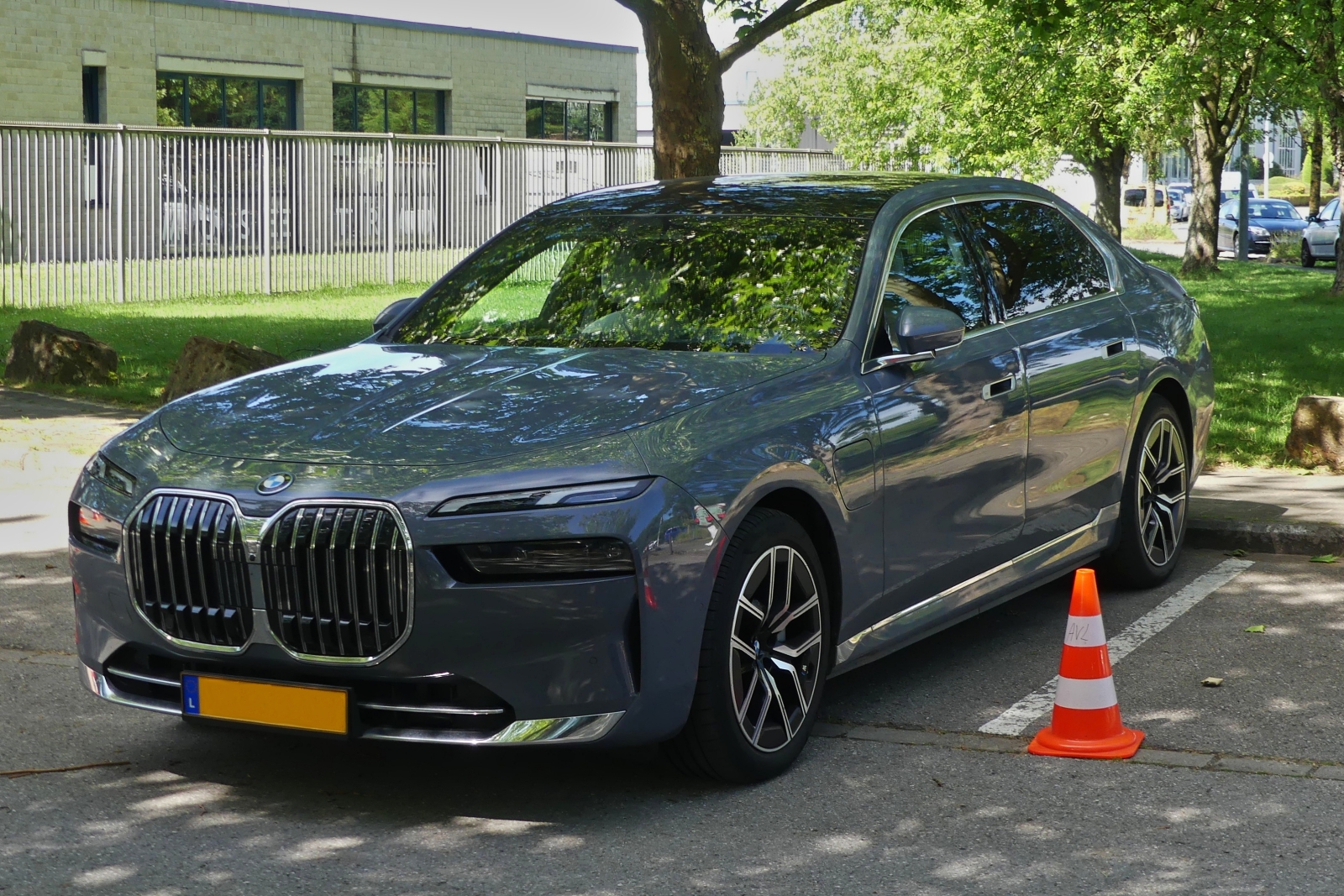 F�r diesen BMW 750e ist der eingezeichnete Parkplatz etwas zu klein. 05.2026