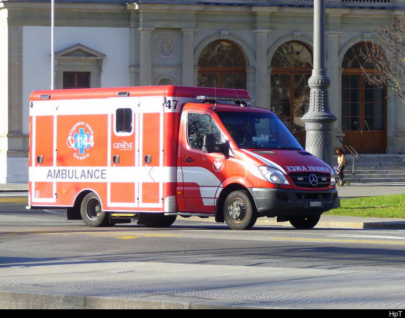 Genf - Mercedes Rettungswagen GE  961006 unterwegs in der Stadt Genf am 01.01.2023