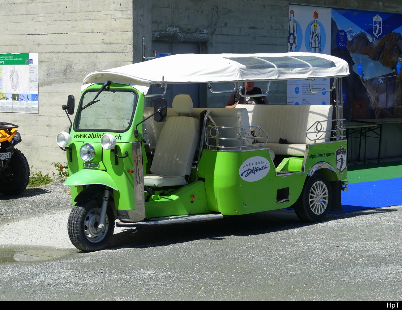 Grünes Tuk-Tuk als Taxi auf der Staumauer von Grande Dixance am 30.07.2023