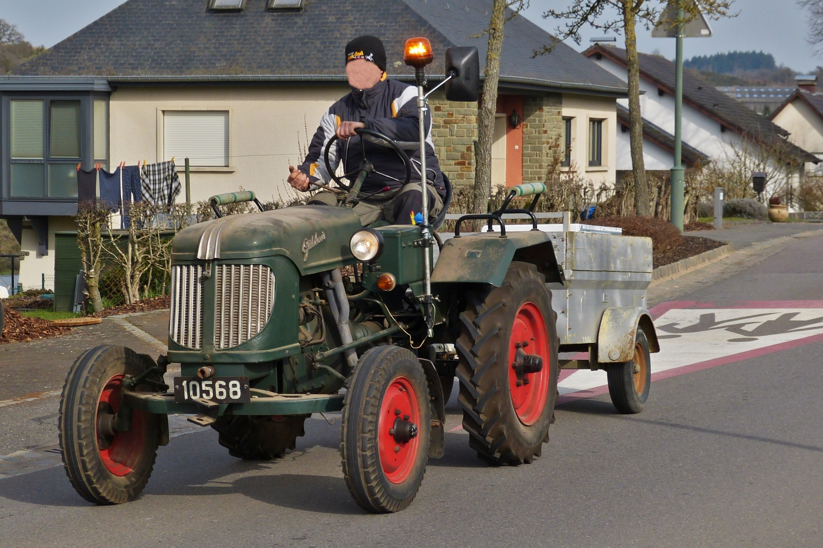 Güldner Traktor mit kleinem Hänger fährt mir bei einem Spaziergang vor die Linse. 02.2023