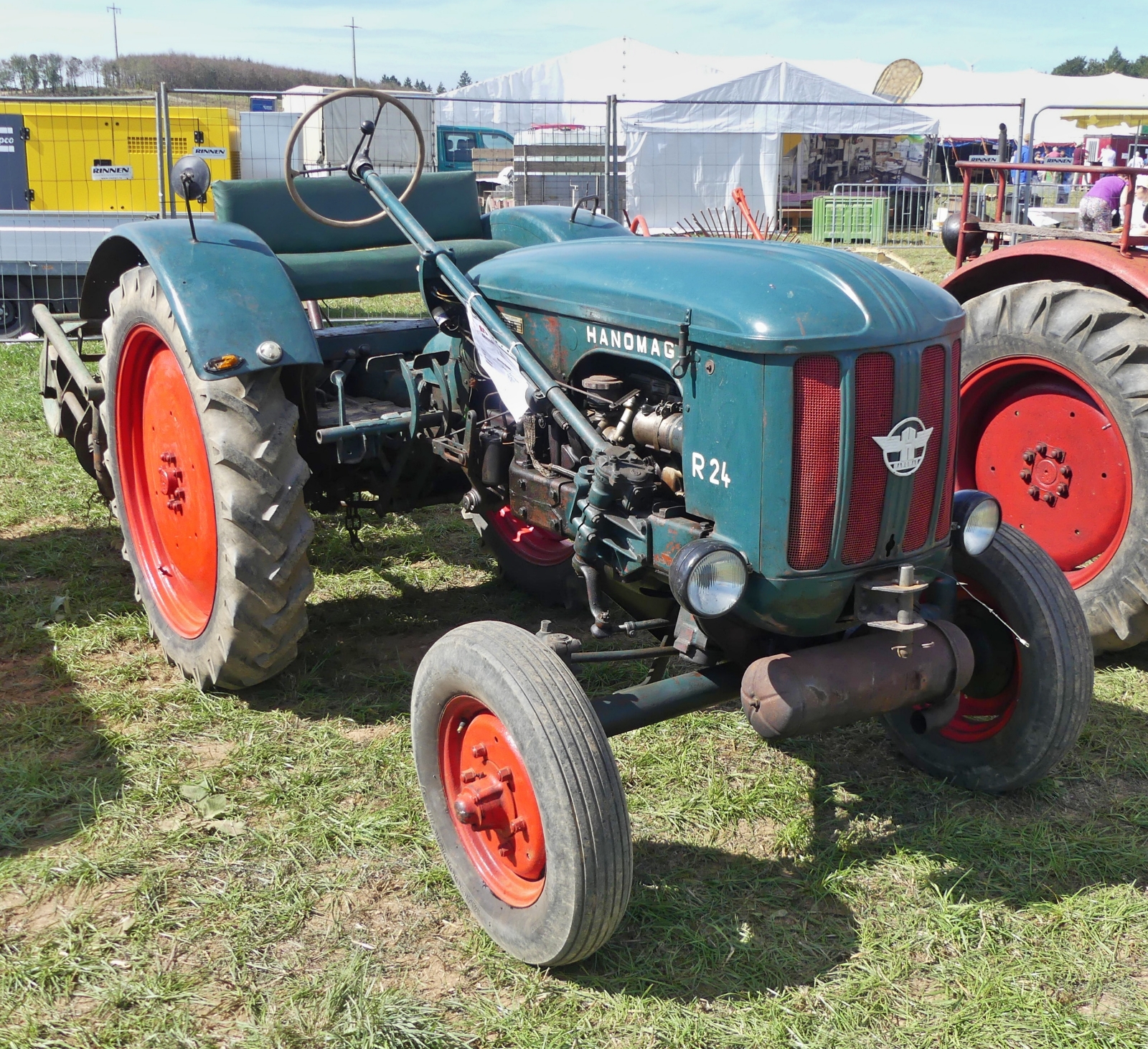 Hanomag R 24, BJ 1956, wartet beim Gromperefest in Binsfeld auf seinen Einsatz um eine Reihe Kartoffeln aus dem Boden zu holen. 09.2026 