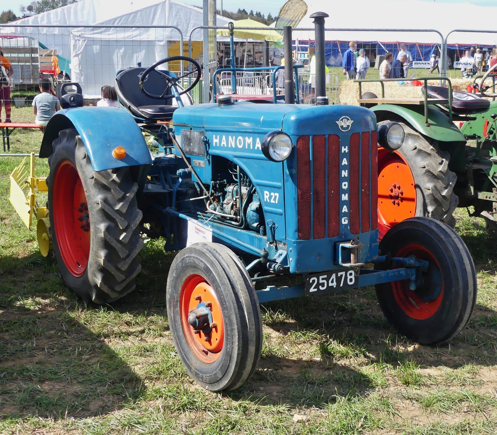 Hanomag R 27, BJ 1957, 27 PS, wartet beim Gromperefest in Binsfeld, auf seinen Einsatz zum Kartoffeln Ernten. 09.2026 