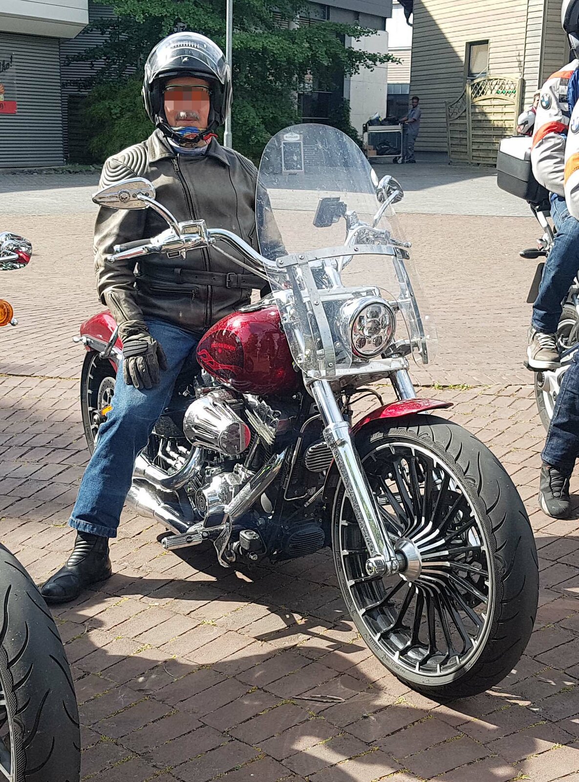 =Harley Davidson ist abfahrbereit zur geführten Tour vom Konrad-Zuse-Hotel in Hünfeld, 07-2023