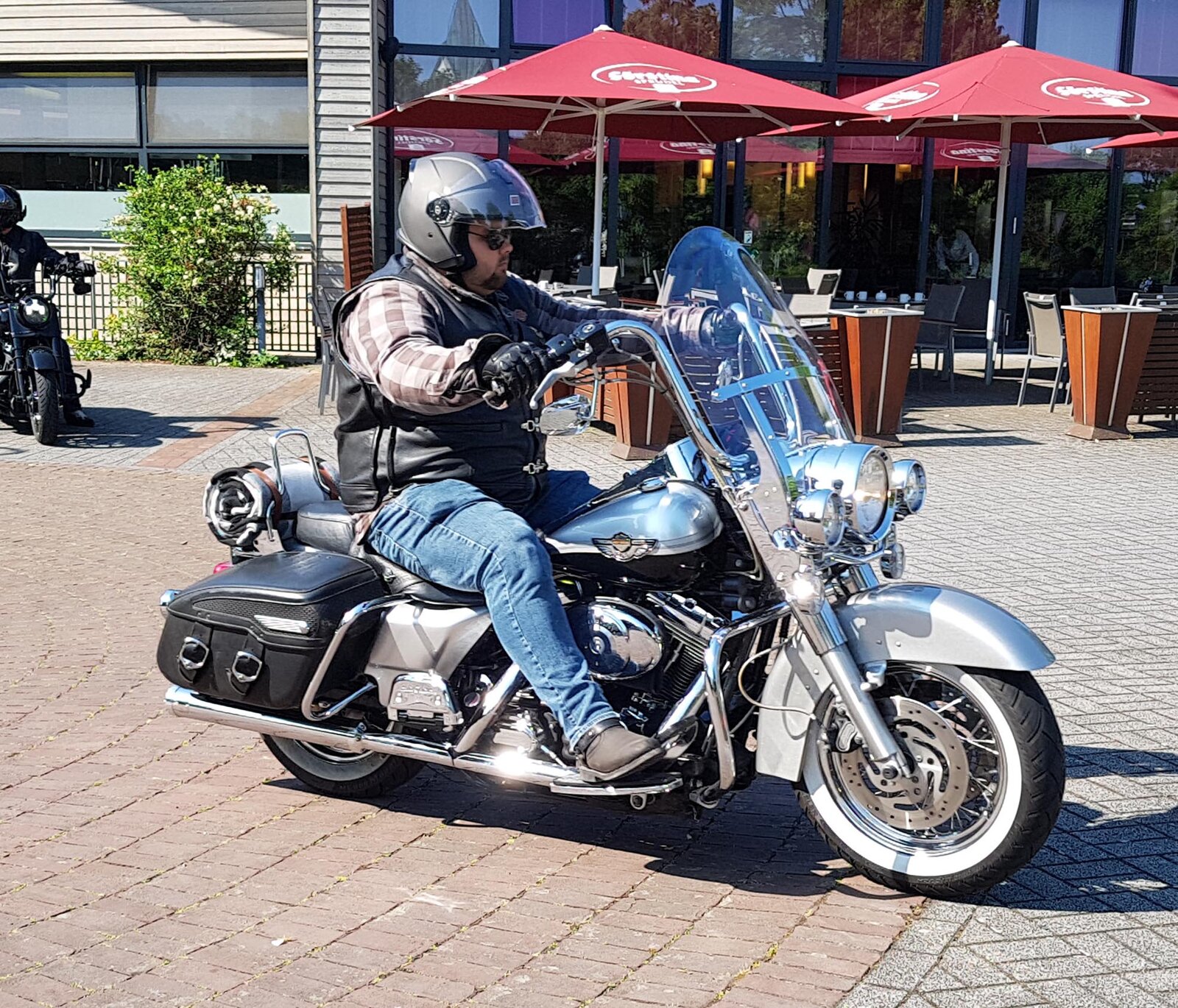 =Harley Davidson steht abfahrbereit zur geführten Tour am Konrad- Zuse-Hotel in Hünfeld, 06-2023