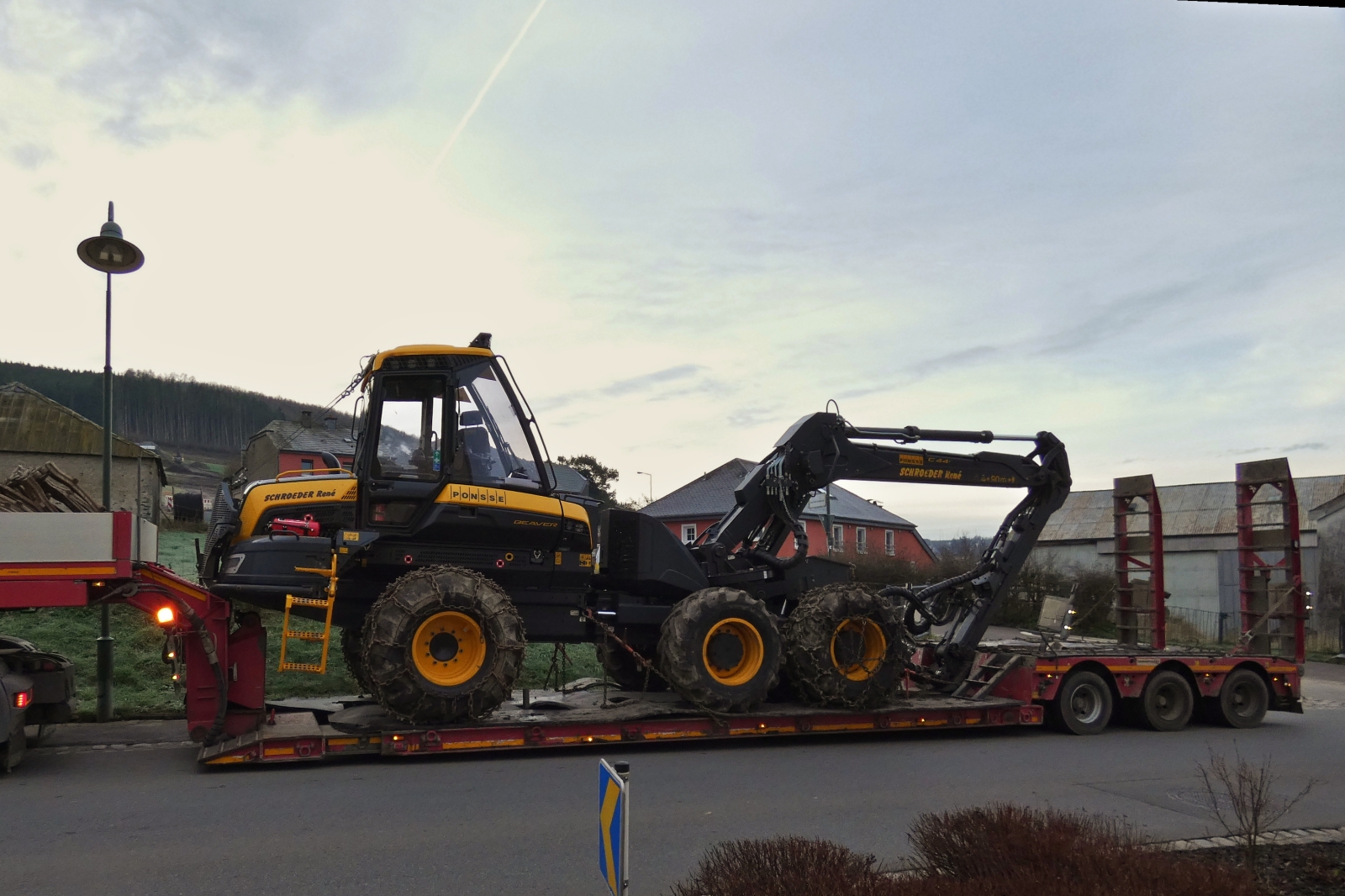 Harvester von Ponsse, steht zum Transport auf einem Schwerlast Auflieger. 12.2025
