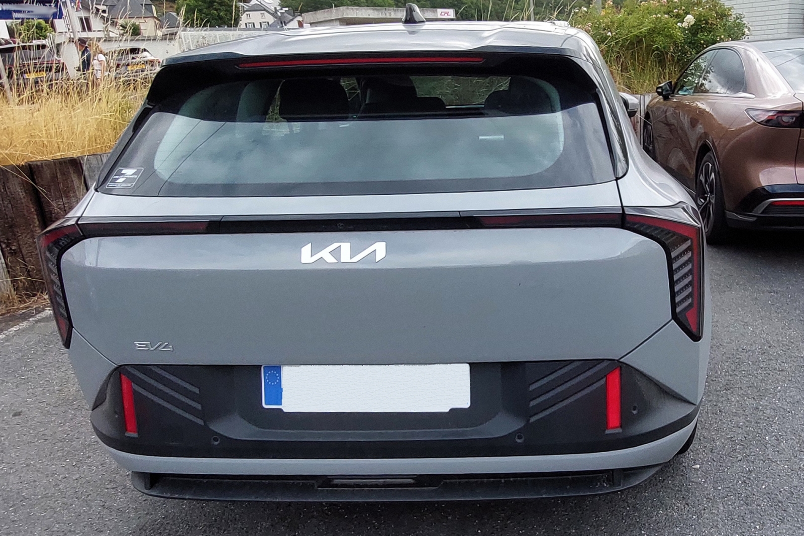 Heckansicht des KIA EV 4, den ich KIA EV 4, den ich auf einem Parkplatz gesehen habe. 08.2026