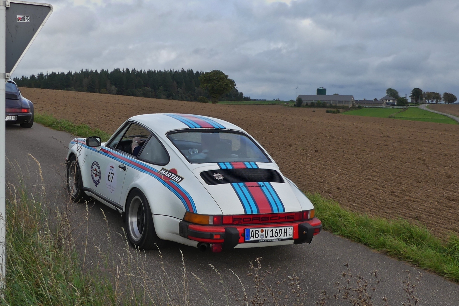 Heckansicht des Porsche 911 Carrera bei der Luxemburg Classic. 29.09.2023