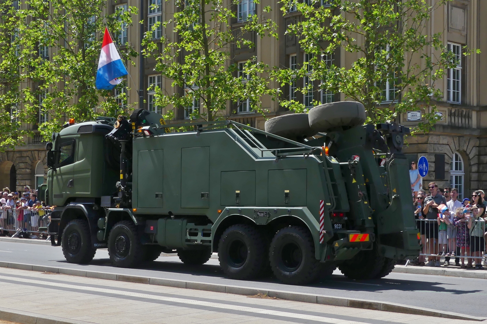 Heckansicht des Scania gepanzerten Schwerlast Abschlepplkw der Luxemburgischen Armee, der bei der Militärparade in der Stadt Luxemburg mitfährt. 23.06.2023