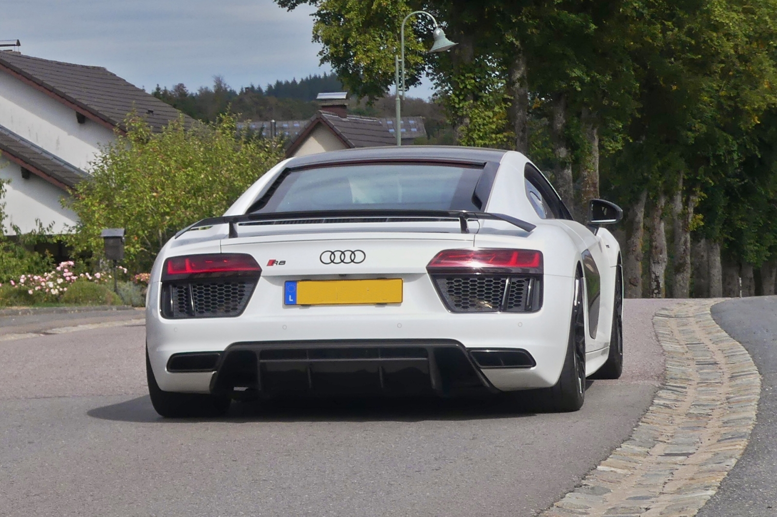 Heckansicht eines Audi A8. 09.2026