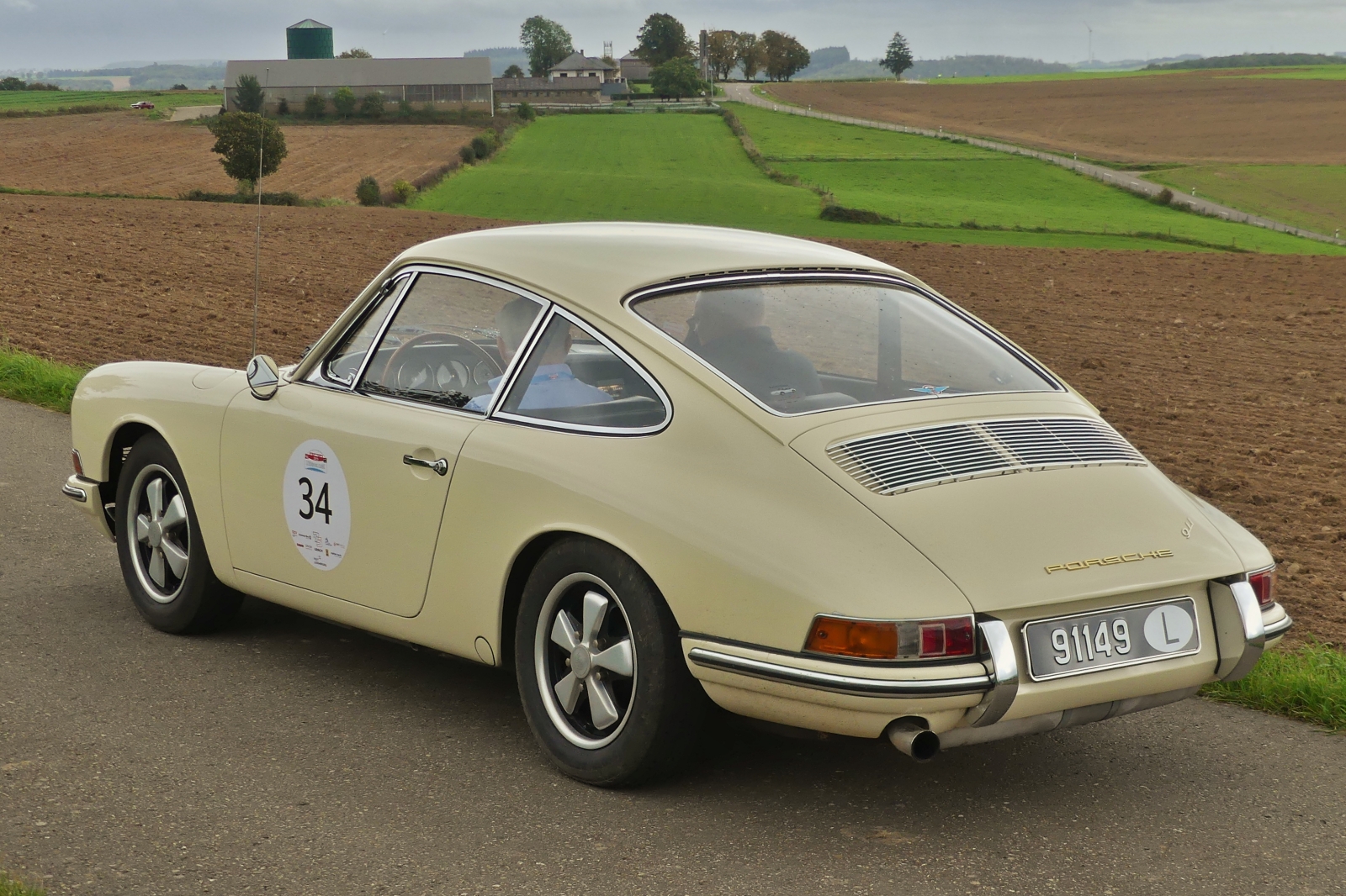 Heckansicht Porsche 911, der an der Classic Rallye Luxemburg im Norden von Luxemburg teilnahm. 29.09.2023