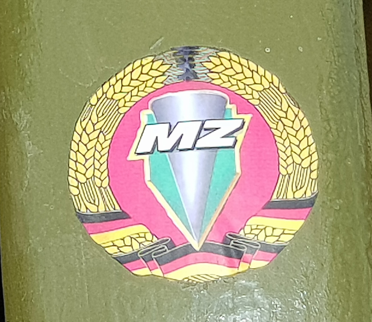 =Herstelleremblem der MZ, gesehen beim Oldtimertreffen in Wisselsrod, 06-2022