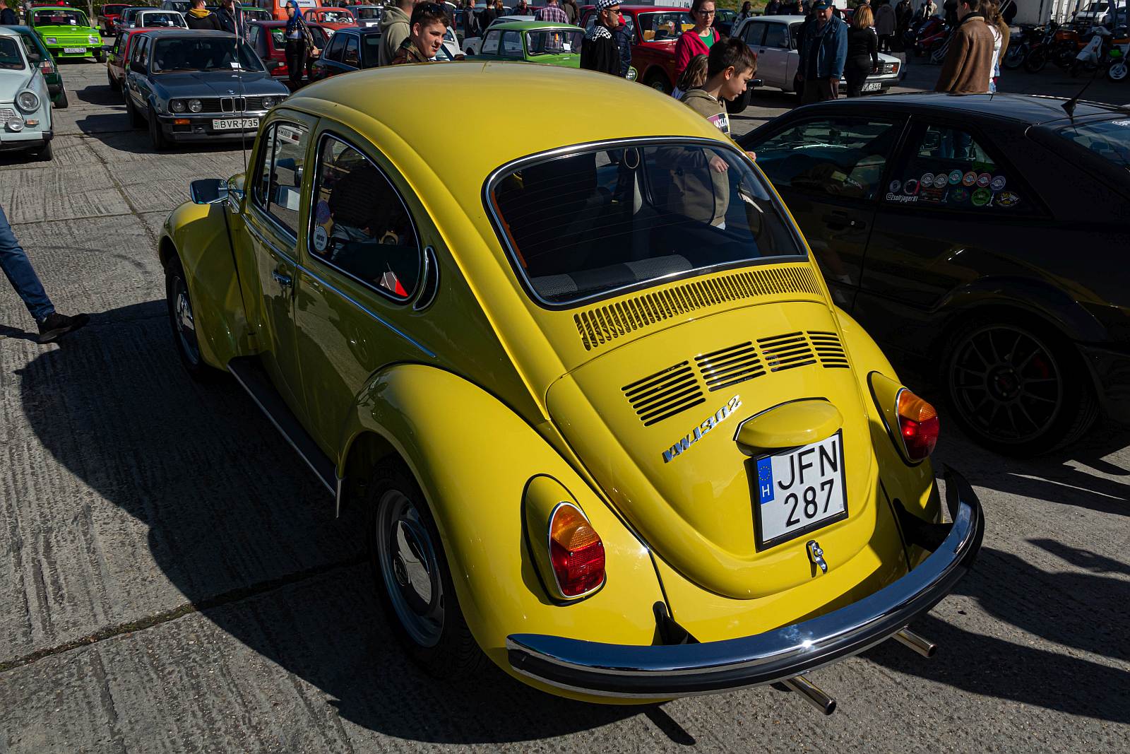 Hier ist ein 1971er VW Käfer von hinten zu sehen. Die Aufnahme stammt von 03.2024.