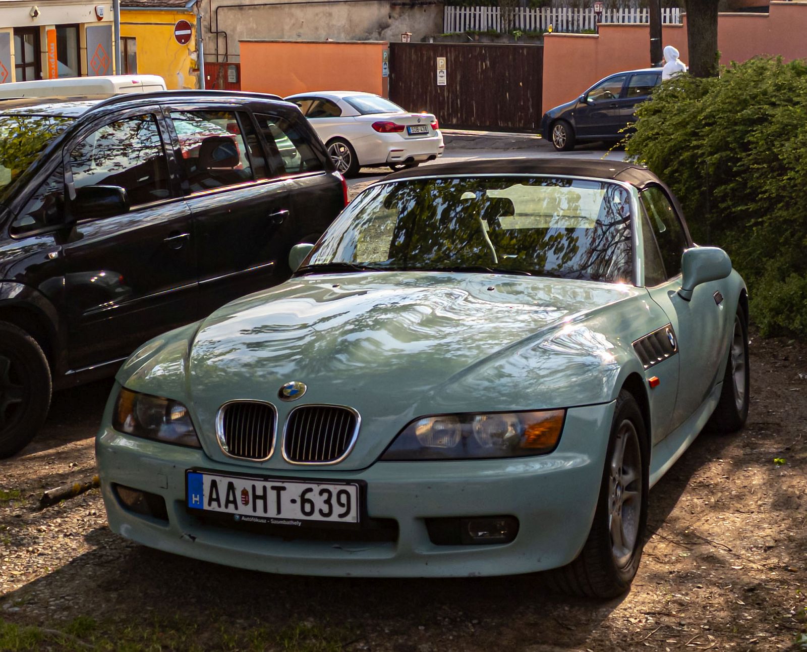 Hier ist ein BMW Z3 in der Farbe  Turquise Green  (Türkis grün) zu sehen. Die Aufnahme stammt von April, 2023.