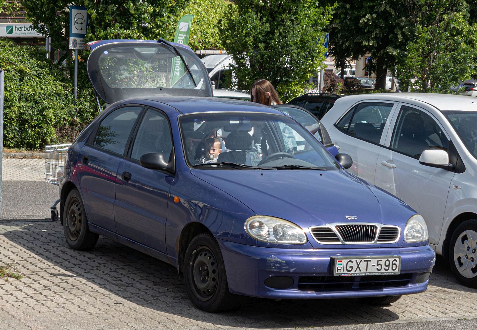 Hier ist ein Daewoo Lanos schr�gheck (Farbe: Violet Blue) zu sehen. Foto: 05.2026.