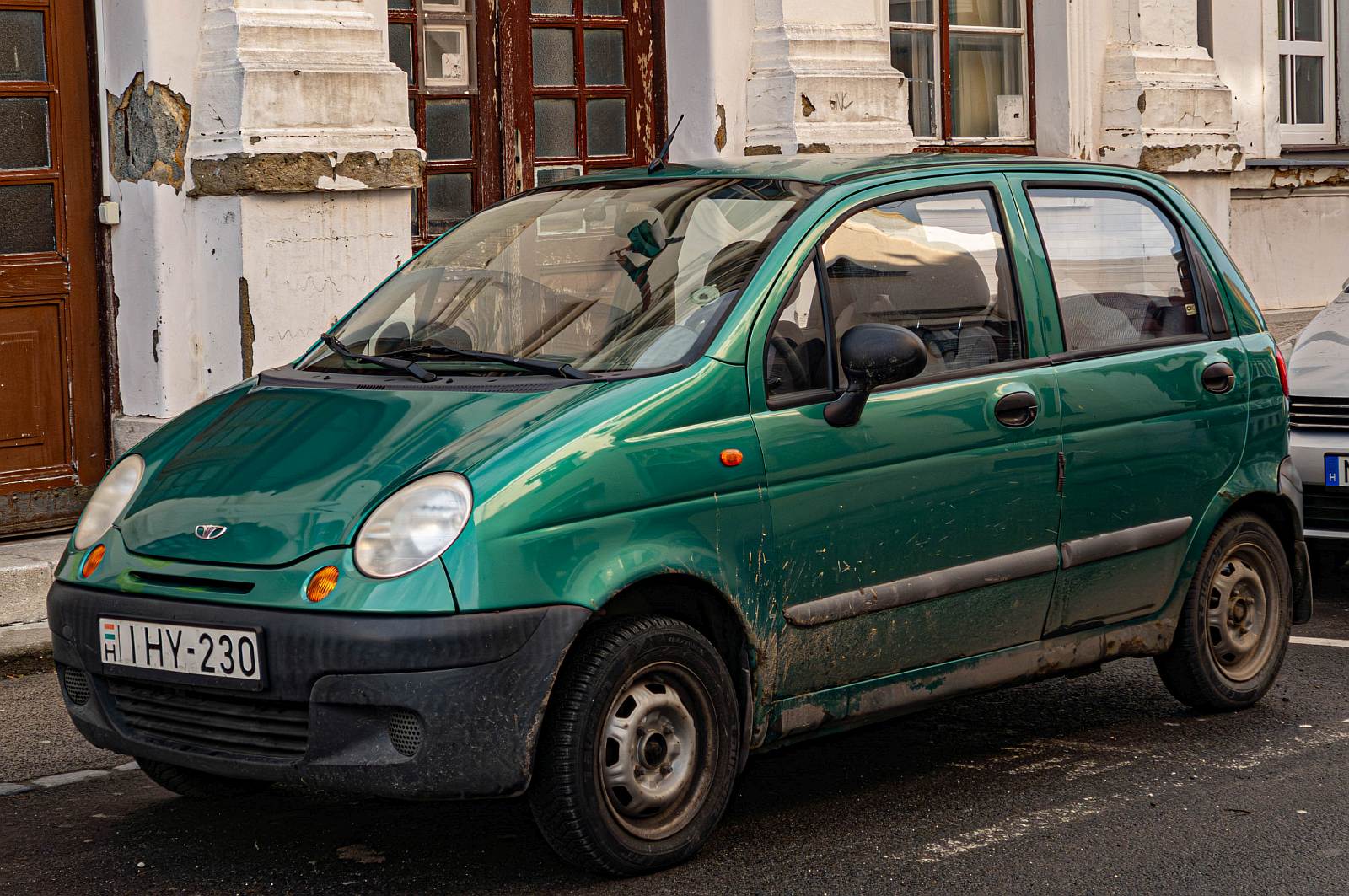 Hier ist ein Daewoo Matiz (erste generation, Facelift) in der Farbe  Tropic Green  zu sehen. Die Aufnahme stammt von 02.2026.