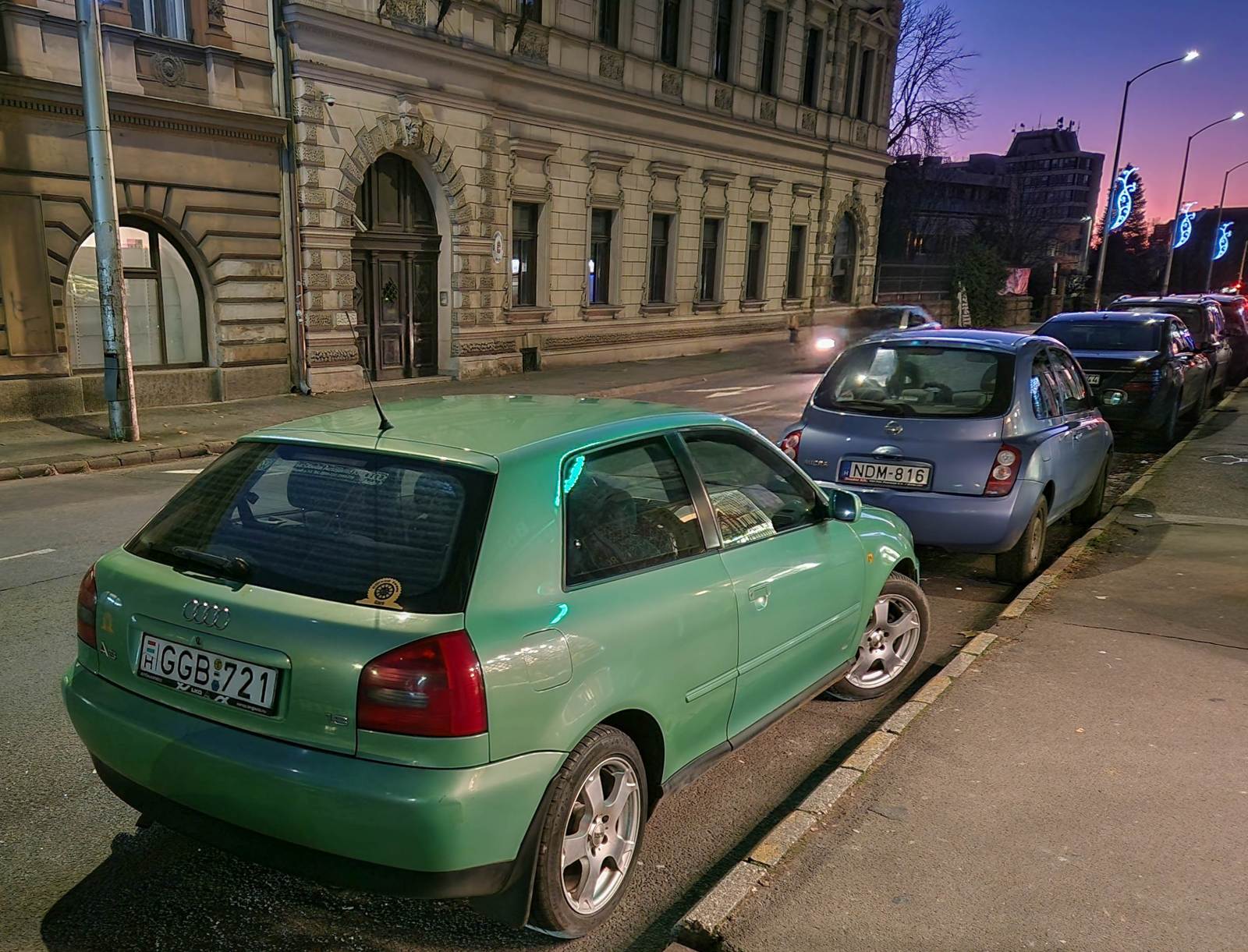 Hier ist ein dreitürer Audi A3 Mk1 in der Farbe  Paradise Green  von hinten zu sehen. DIe Aufnahme stammt von Dezember, 2025