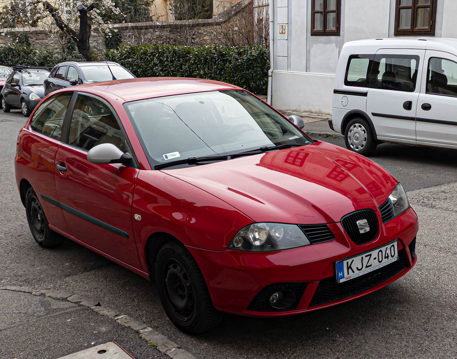 Hier ist ein dreitürer Seat Ibiza Mk3 zu sehen. Die Aufnahme stammt von März, 2023.