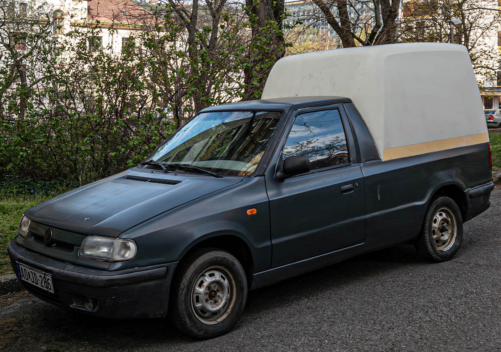 Hier ist ein fSkoda Felicia Pick Up mit Kastenaufbau zu sehen. Die Aufnahme stammt von April, 2026.