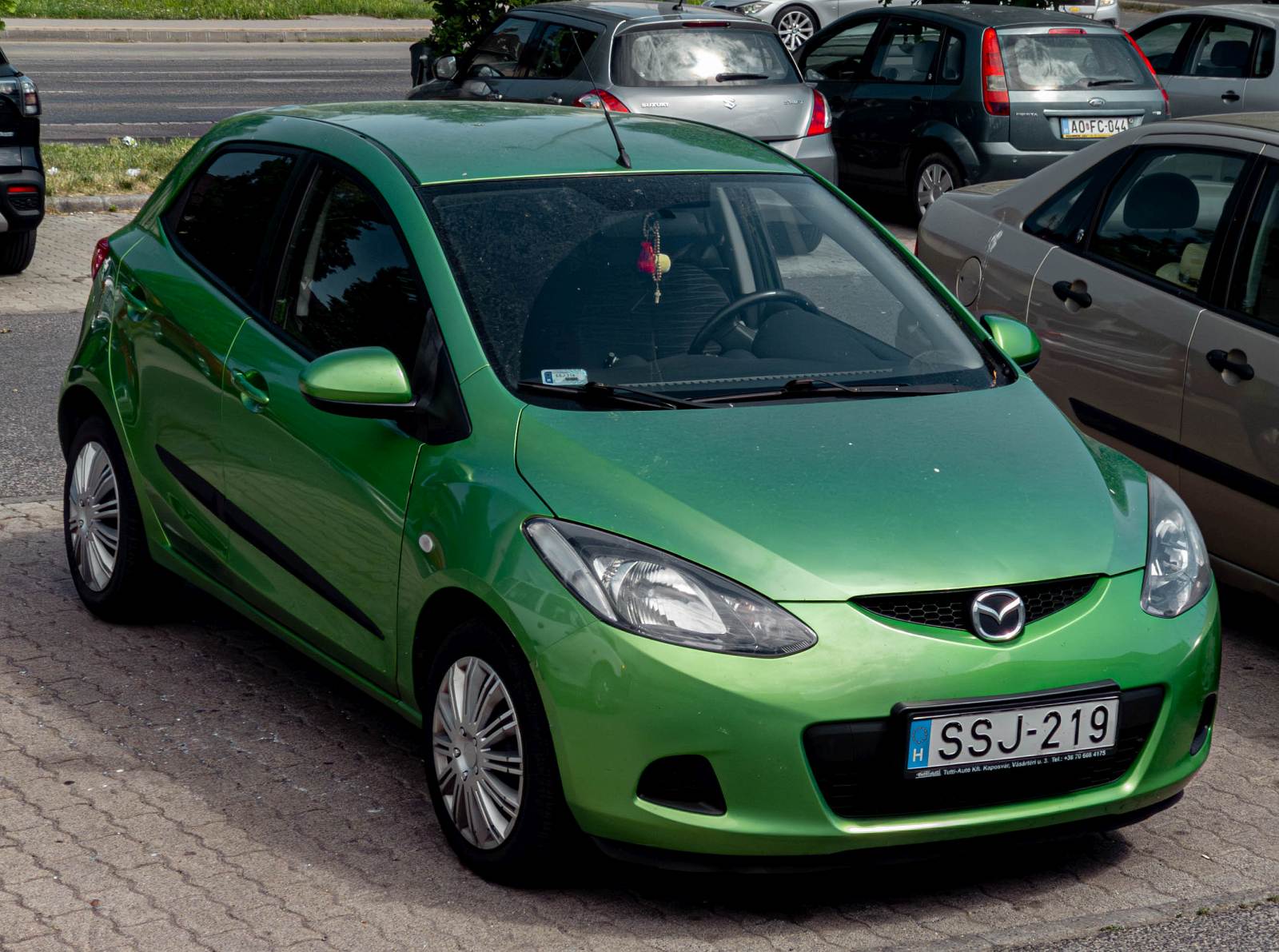 Hier ist ein f�nft�rer Mazda 2 (zweite Generation in der Farbe  Sprited Green ) zu sehen. Die Aufnahme stammt von April, 2026.