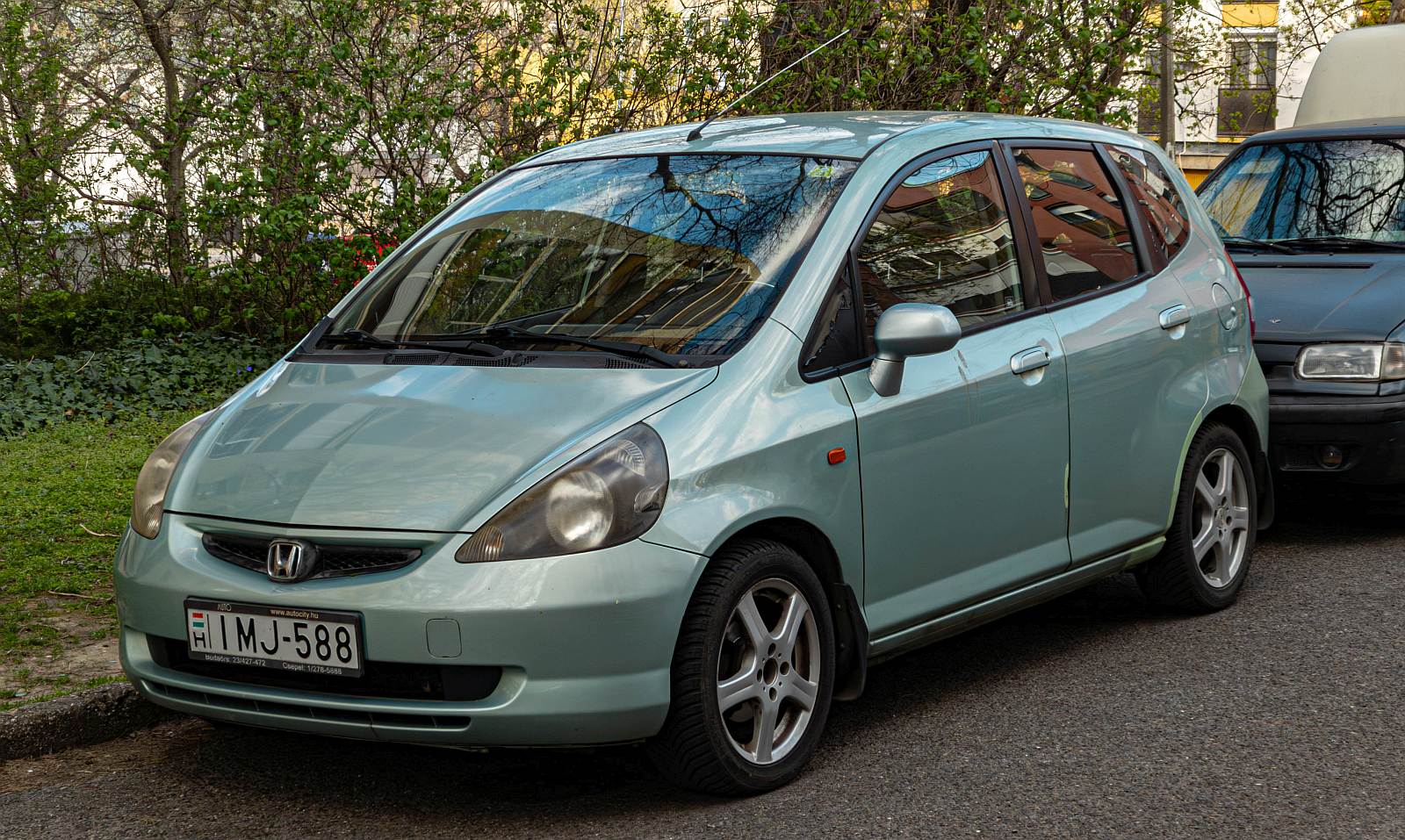Hier ist ein Honda Jazz Mk1 in der Farbe Mint Opal Green zu sehen. Die Aufnahme stammt von M�rz, 2026.