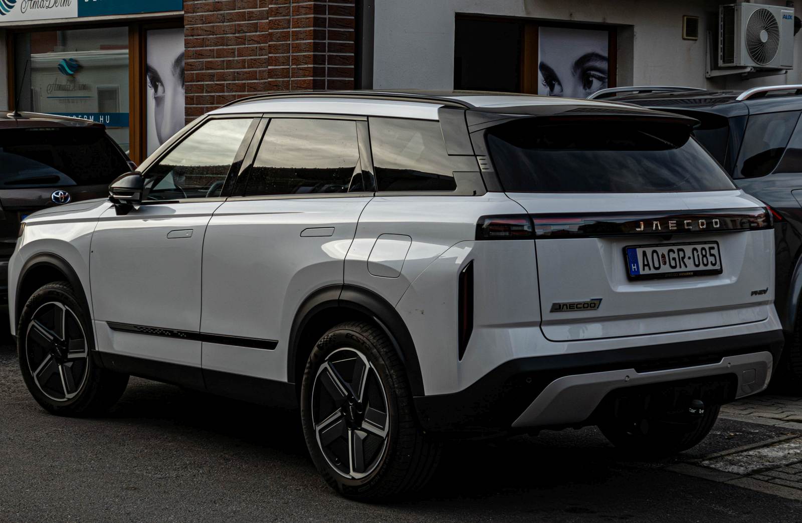 Hier ist ein Jaecoo J7 Plugin-hybrid von hinten zu sehen. Die Aufnahme stammt vom November, 2025.