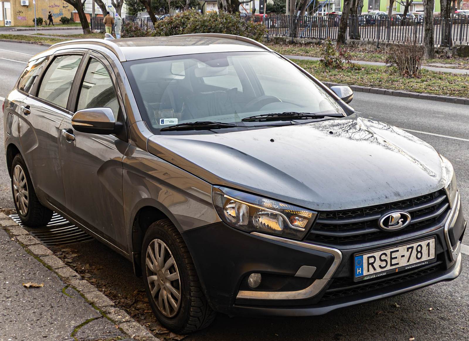 Hier ist ein Lada Vesta SW zu sehen. Die Aufnahme stammt von Dezember, 2025.