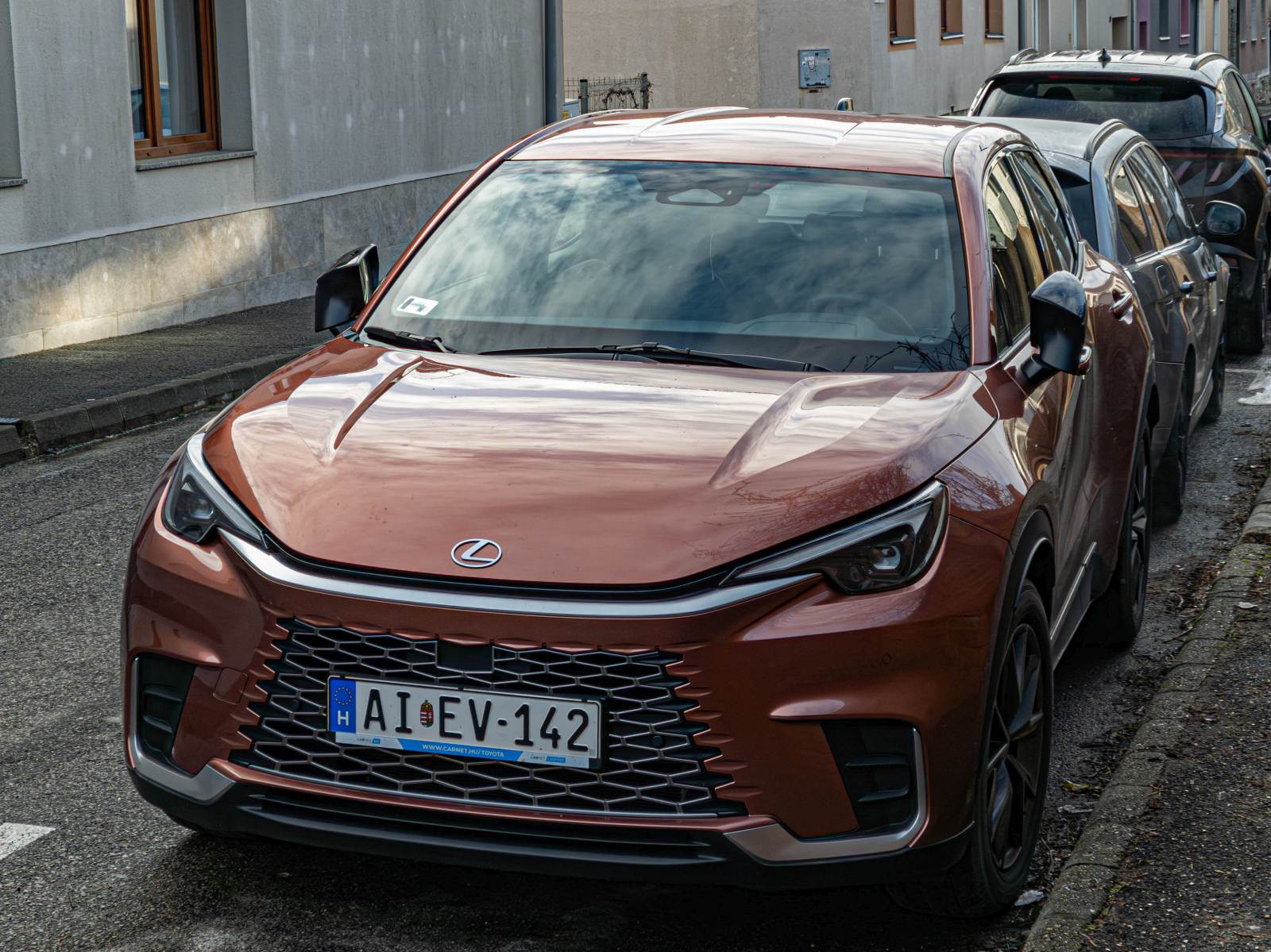 Hier ist ein Lexus LBX in der Farbe  Sonic Copper  zu sehen. Die AUfnahme stammt von 02.2026.