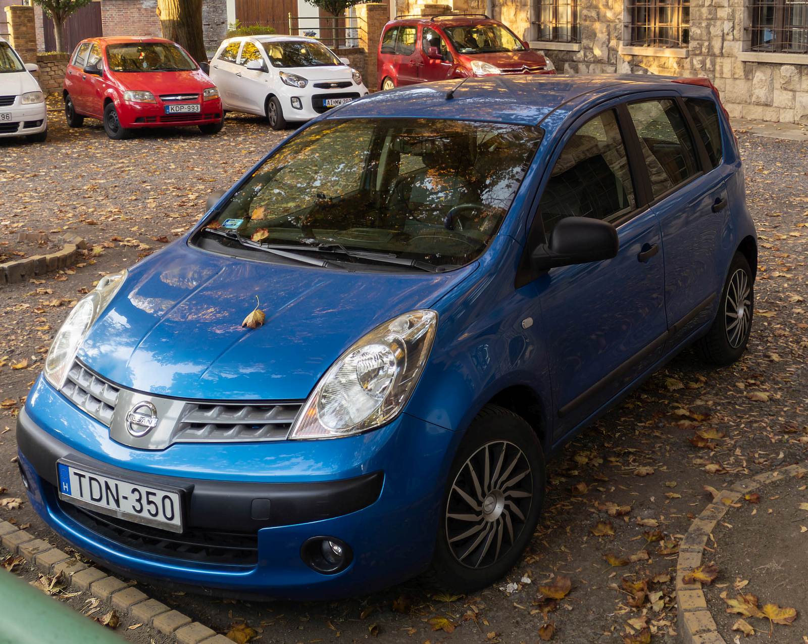 Hier ist ein Nissan Note Mk1 in der  in der Farbe  Intense Blue  zu sehen. Die Aufnahme stammt von 10.2025.
