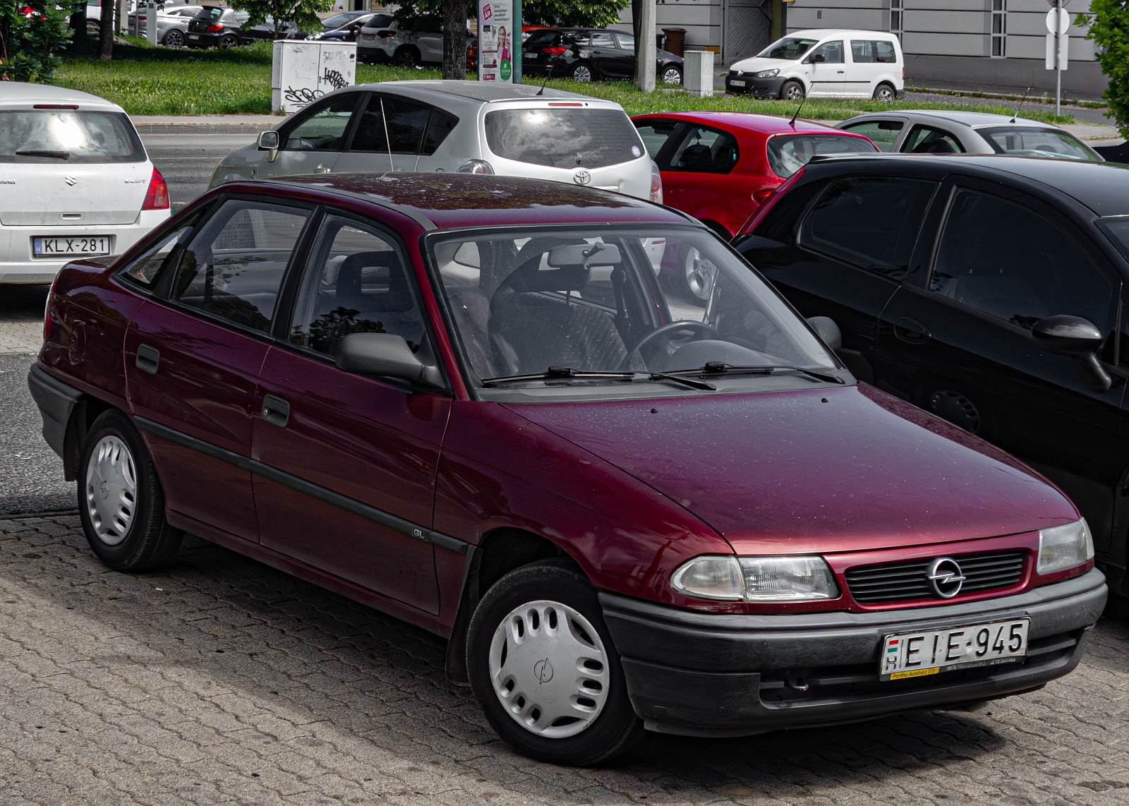 Hier ist ein Opel Astra F Stufenheck in dunkelrot zu sehen. Die Aufnahme stammt von April, 2026.
