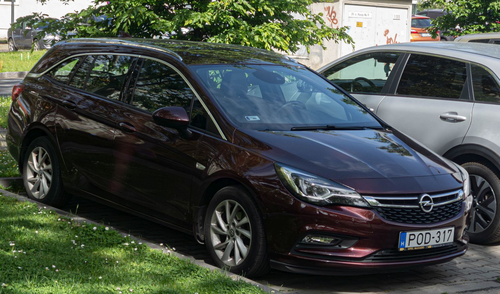 Hier ist ein Opel Astra K ST in der Farbe Rioja Red zu sehen. Foto: 05.2026.