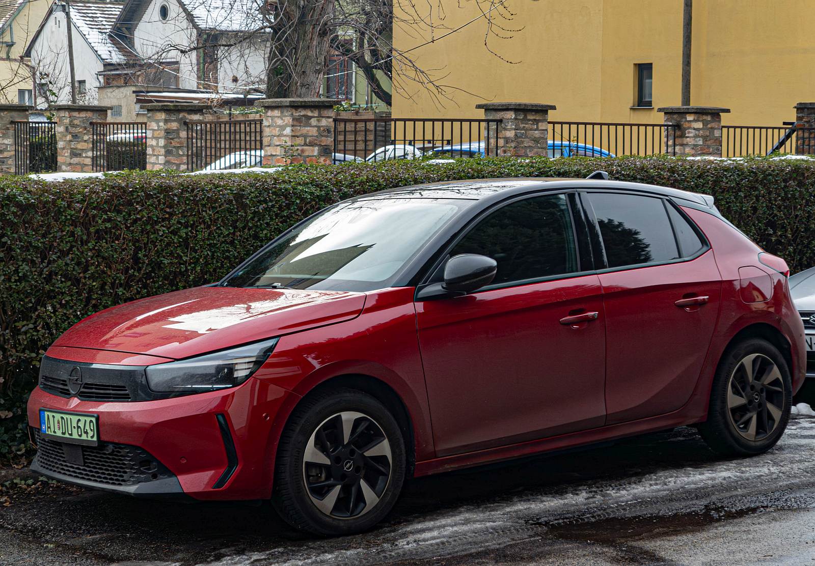 Hier ist ein Opel Corsa F (elektrisch) in Kardiorot zu sehen. Die Aufnahem stammt von Januar, 2026