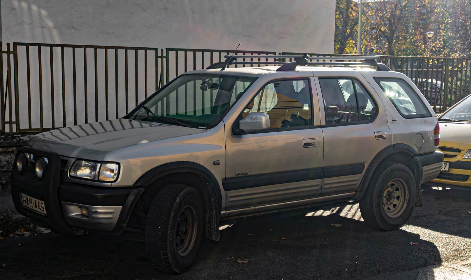 Hier ist ein Opel Frontera Mk2 als fünftürer zu sehen. Die Aufnahme stammt von November, 2025.