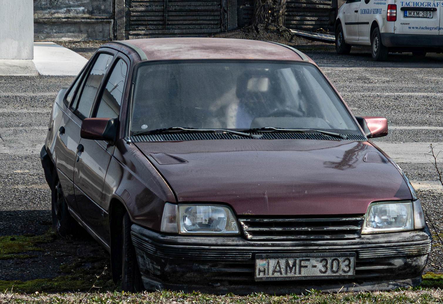 Hier ist ein Opel Kadett E Stufenheck zu sehen. Die Aufnahme stammt von M�rz, 2026.